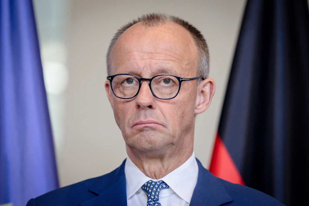 Şansölye okuma günü için Berlin ilkokulunu ziyaret etti