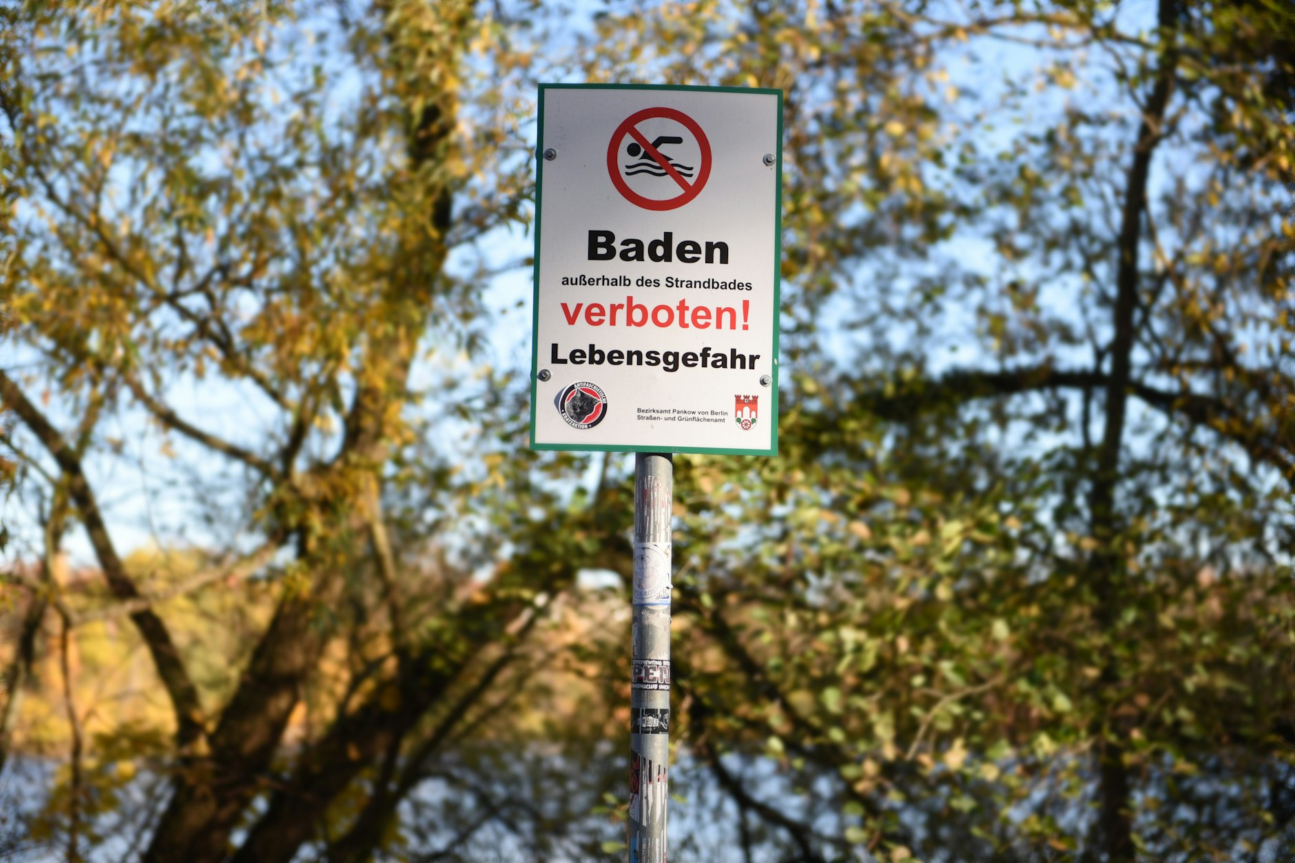 Schon seit Langem warnen Schilder vor dem Baden im See. an heißen Tagen werden sie massenhaft ignoriert.