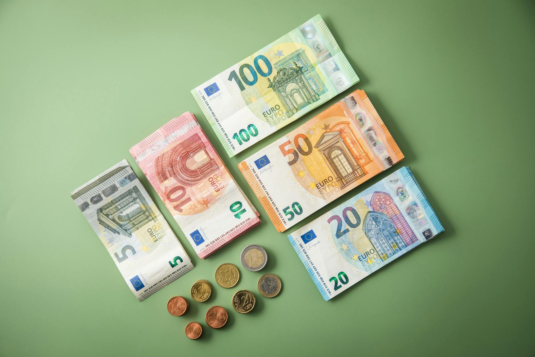 Sparer sollten sich nach guten Zinsen umsehen und ihr Geld nicht auf dem Girokonto liegen lassen, denn dort gibt es gar keine oder nur minimale Zinsen.