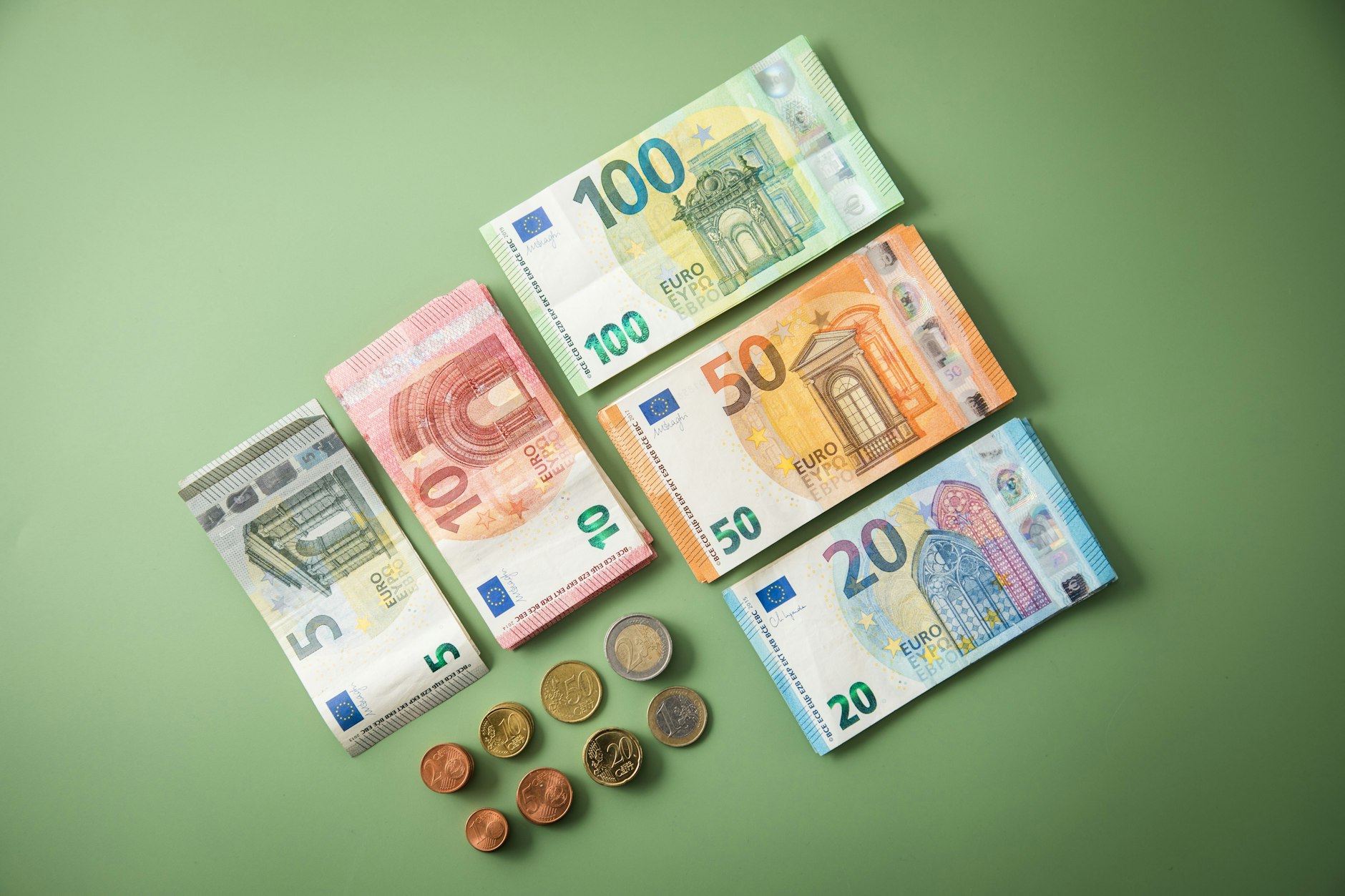 Sparer sollten sich nach guten Zinsen umsehen und ihr Geld nicht auf dem Girokonto liegen lassen, denn&nbsp;dort gibt es gar keine oder nur minimale Zinsen.