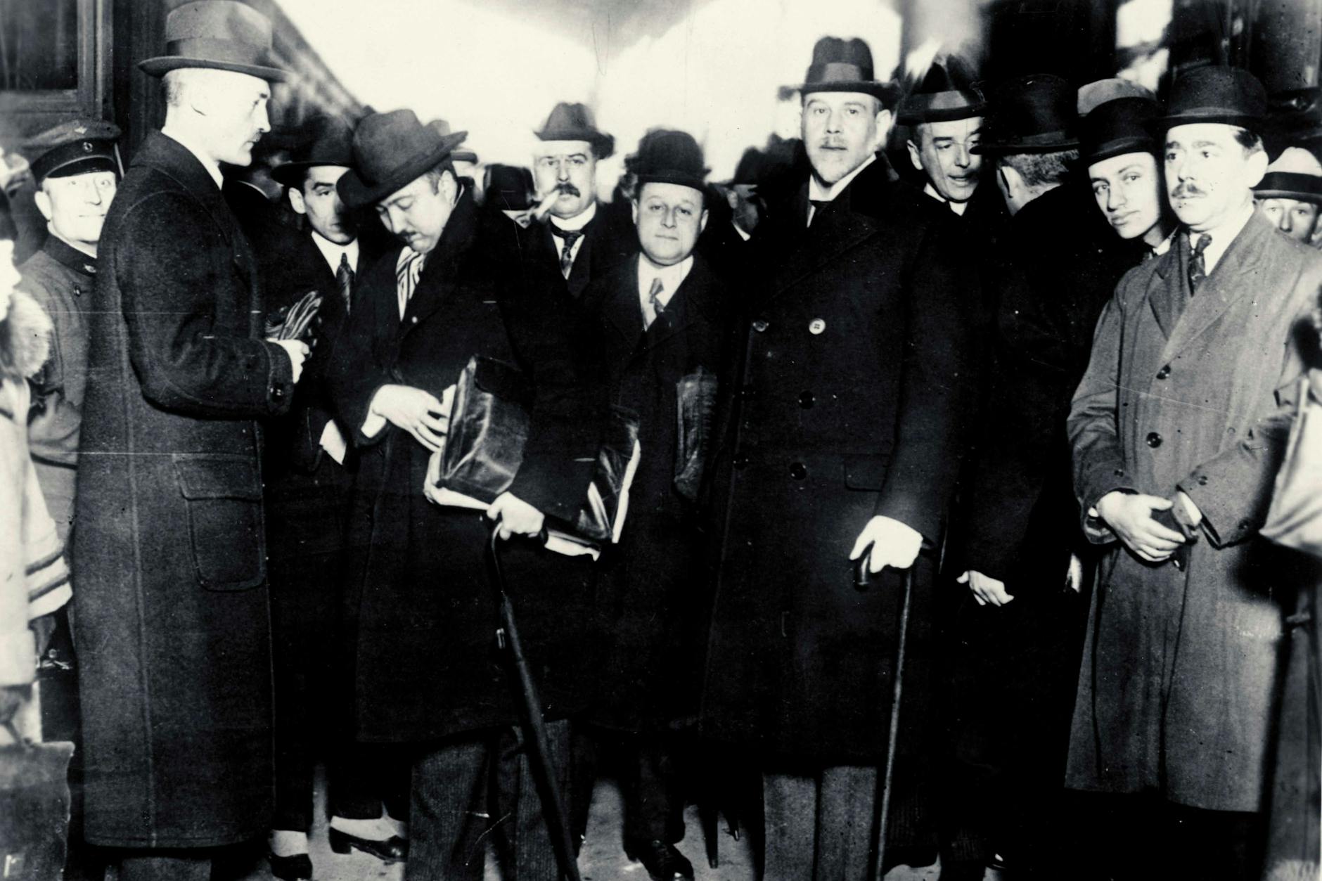 Konferenz von Cannes 6. bis 13. Jan. 1922: Die deutsche Delegation unter Führung Rathenaus bei einer Zwischenstation auf dem Gare du Nord in Paris.