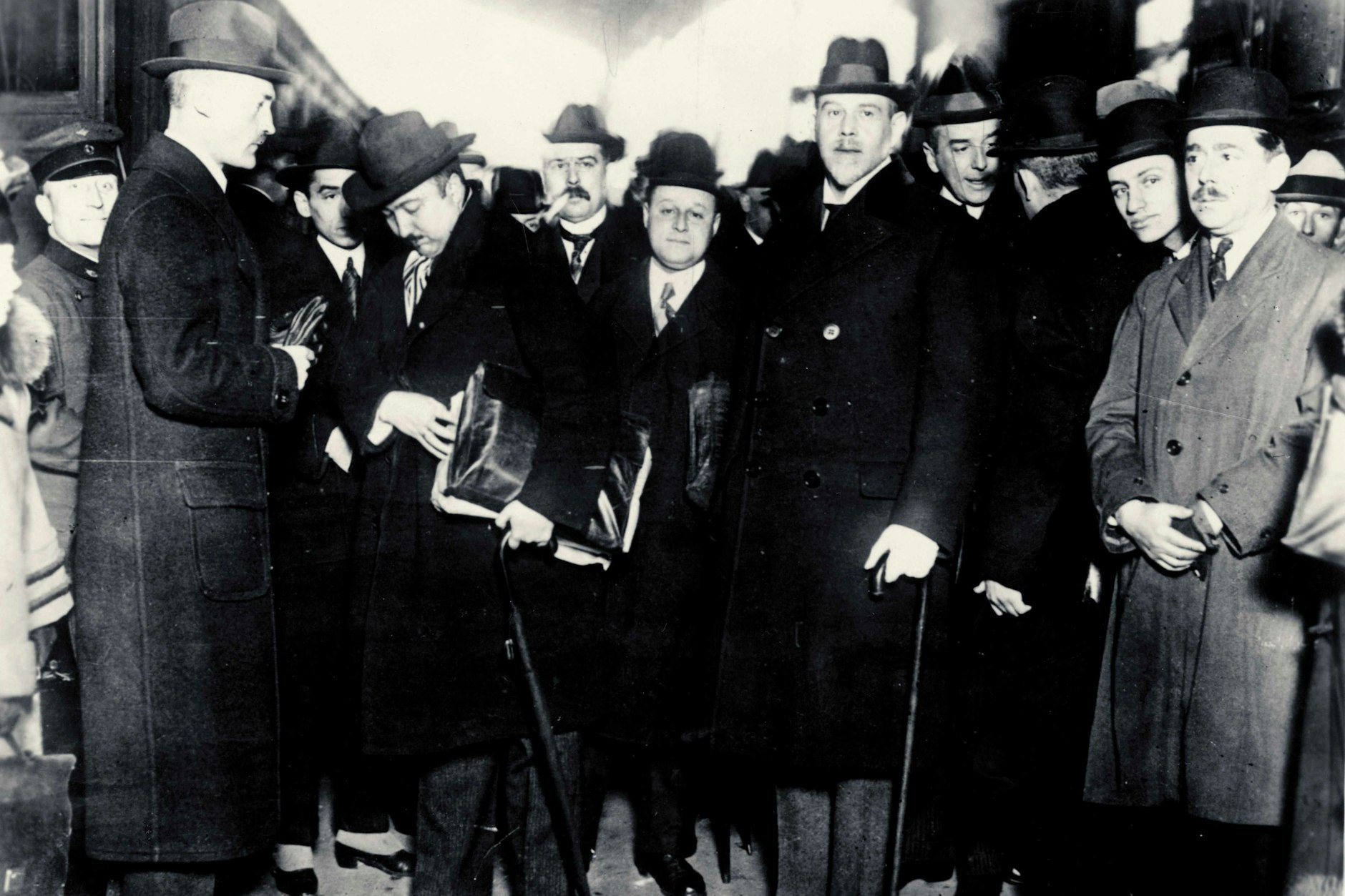 Konferenz von Cannes 6. bis 13. Jan. 1922: Die deutsche Delegation unter Führung Rathenaus bei einer Zwischenstation auf dem Gare du Nord in Paris.