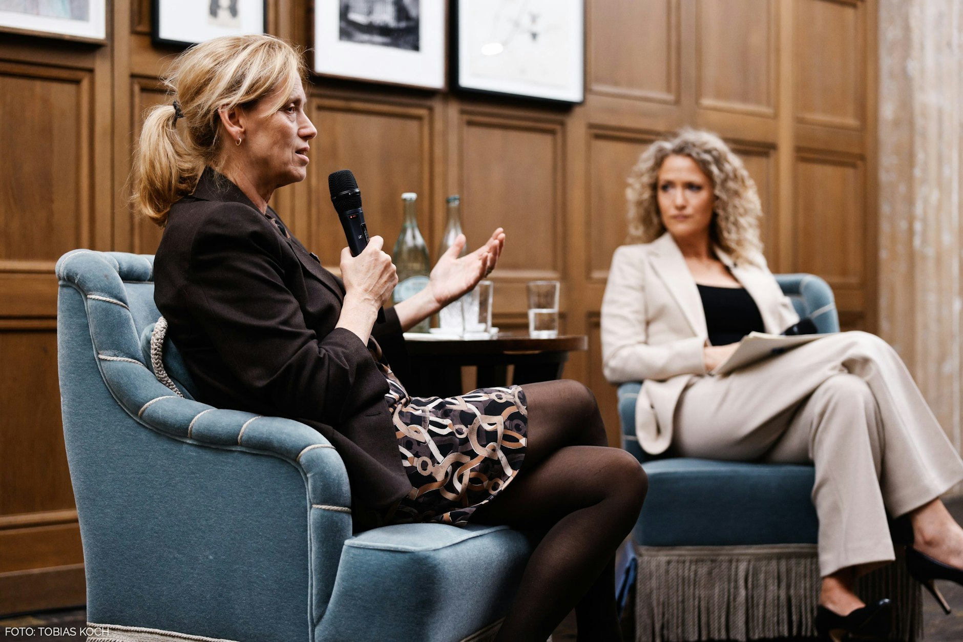 Ministerin Karin Prien mit Moderatorin Melody Sucharewicz