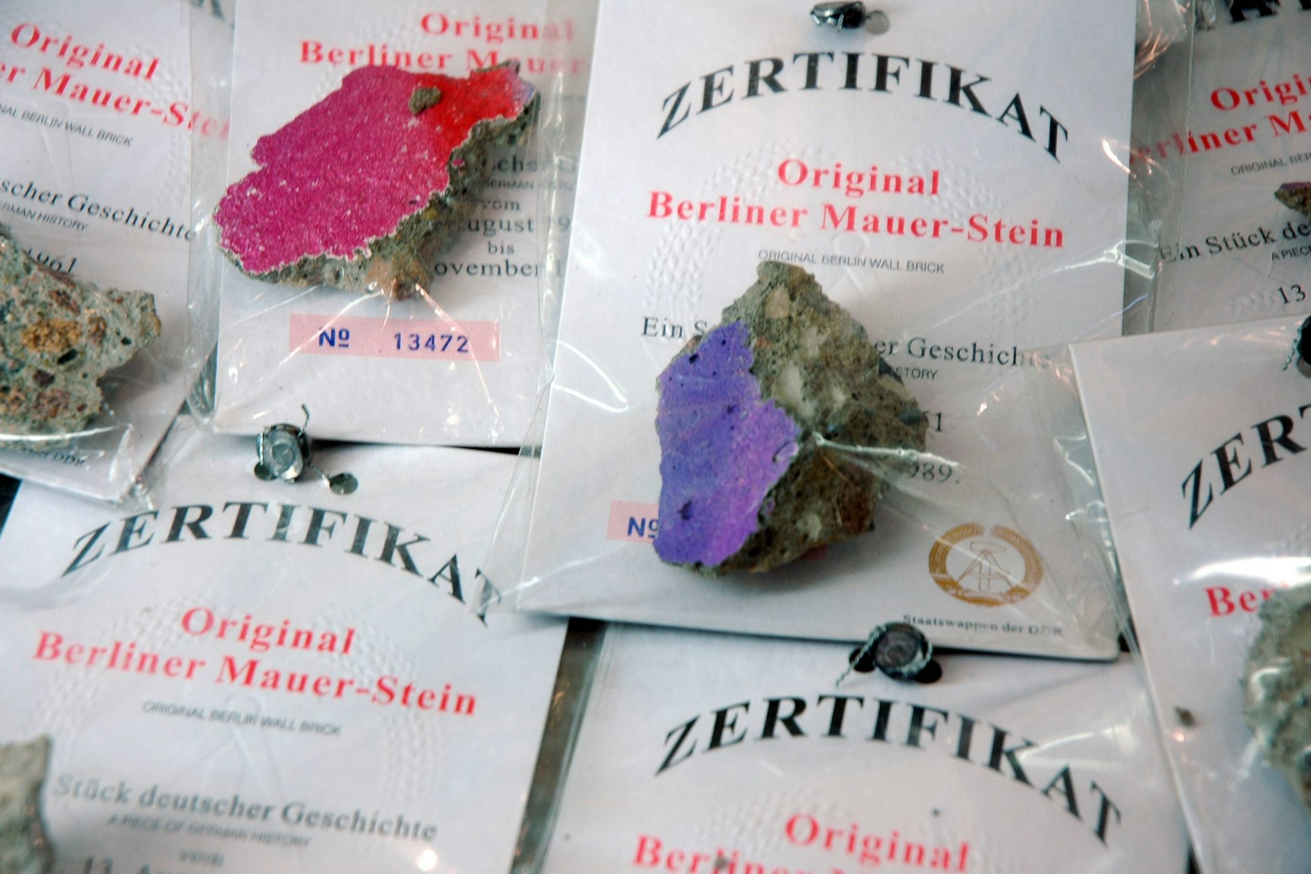 Noch heute sind Steinchen aus der Berliner Mauer ein beliebtes Souvenir. Ob sie echt sind oder nicht, lässt sich oft nur schwer sagen.