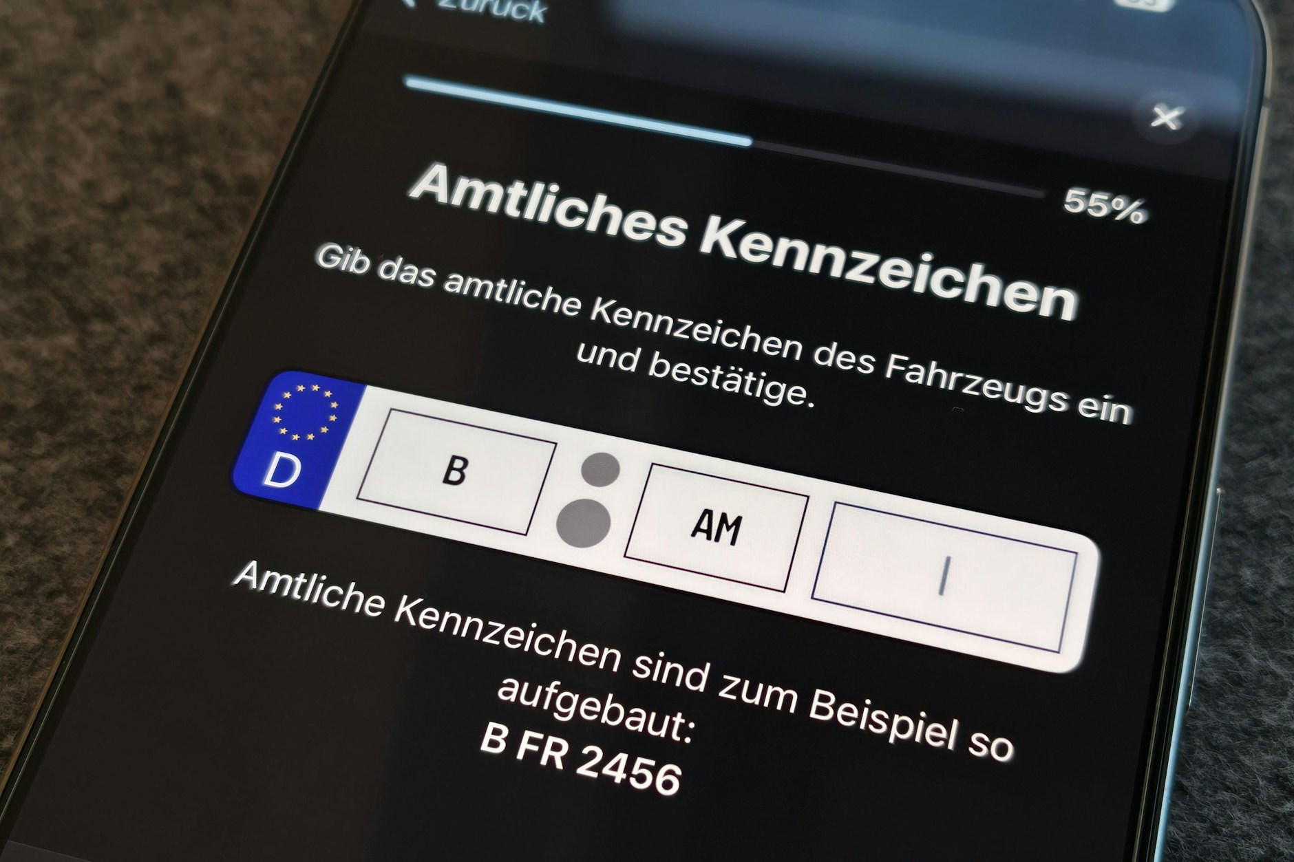 Erst müssen Halter das Autokennzeichen eintragen, dann den Ausweis scannen – und anschließend kann man den Fahrzeugschein herunterladen.