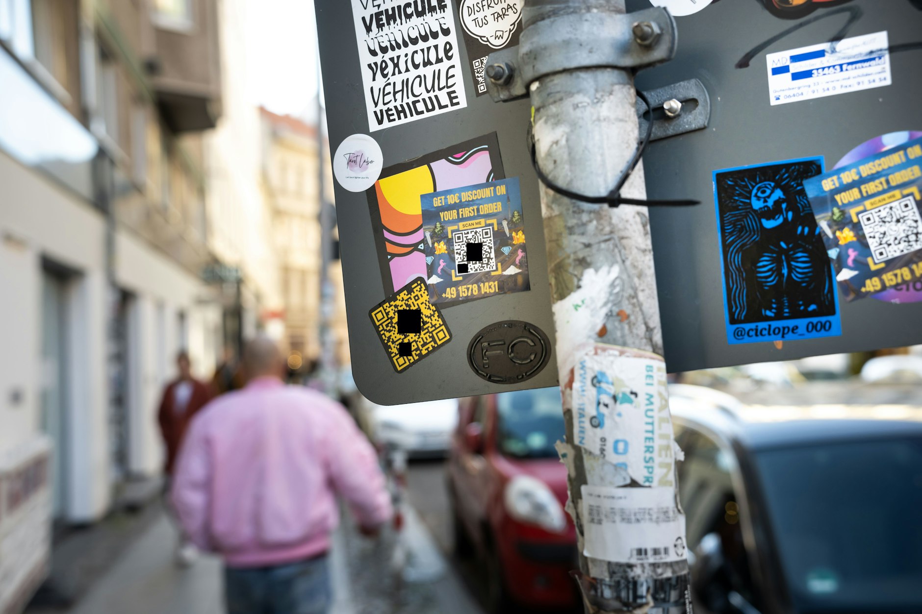In der Neuen Schönhauser Straße in Mitte findet man Aufkleber von QR-Stickern samt Kokstaxi- Anbietern  mit Rabatt-Angeboten.