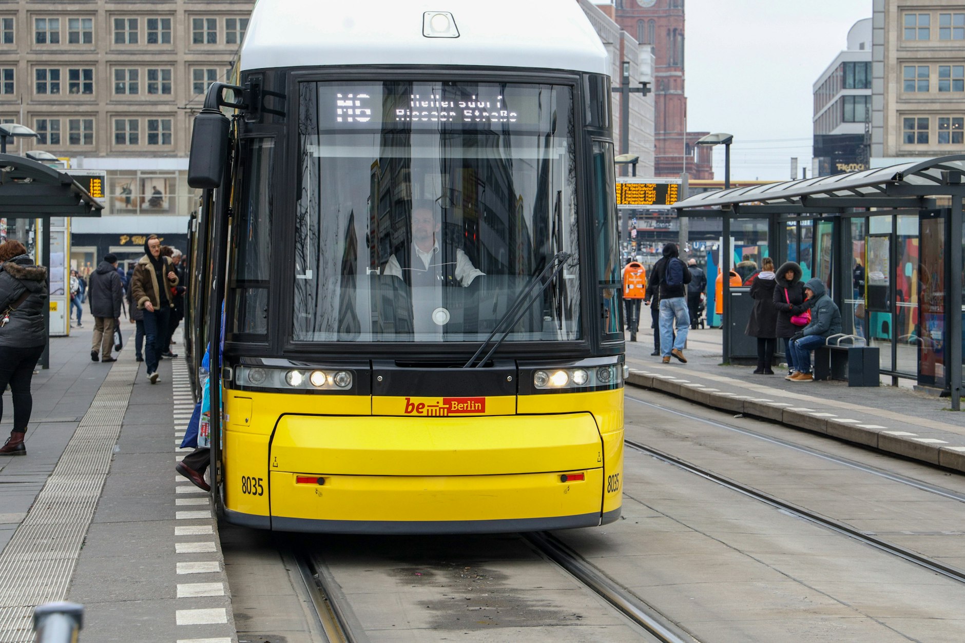 Symbolbild: Eine Tram der Linie M6 hat in Hellersdorf einen 76-Jährigen erfasst.