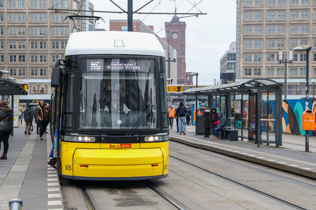 Furchtbarer Tram-Crash in Hellersdorf – zwei Verletzte!