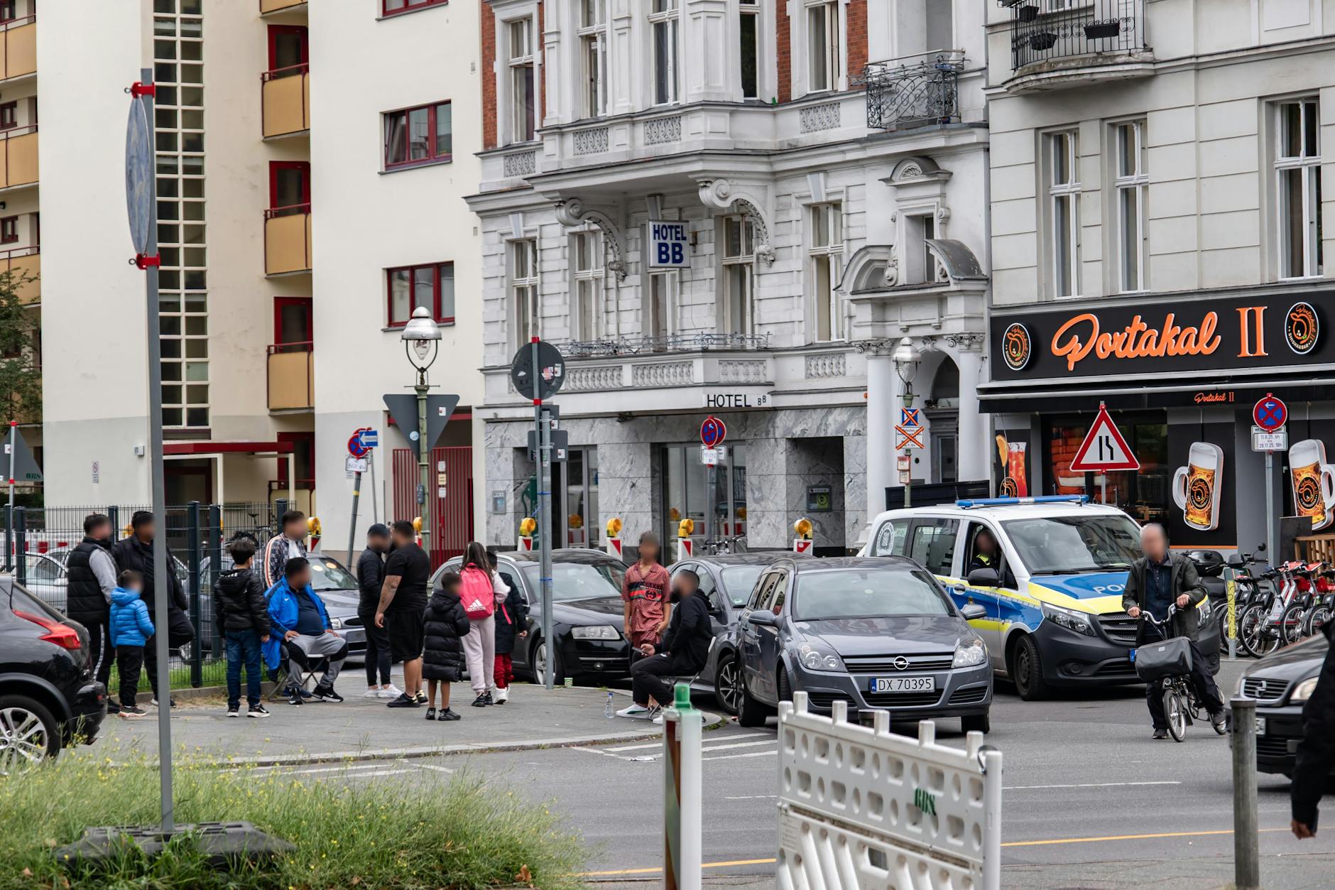 Immer wieder Polizeieinsätze wie hier im September: Der Nachbarschaft ist das BB-Hotel schon seit Monaten ein Dorn im Auge.