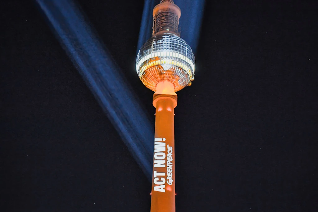 UN-Klimakonferenz: Klima-Aktivisten mit Protest-Aktion am Berliner Fernsehturm