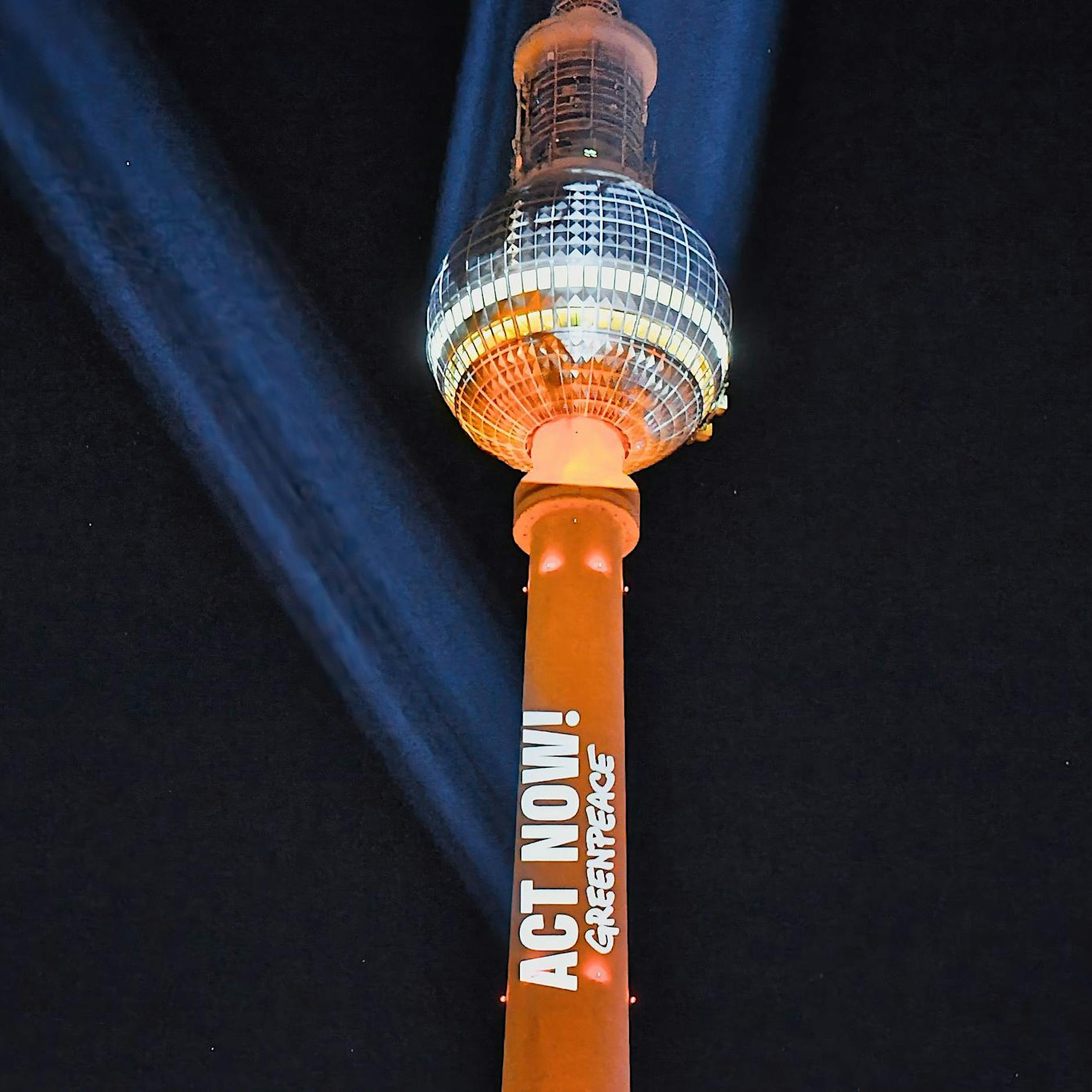 UN-Klimakonferenz: Klima-Aktivisten mit Protest-Aktion am Berliner Fernsehturm