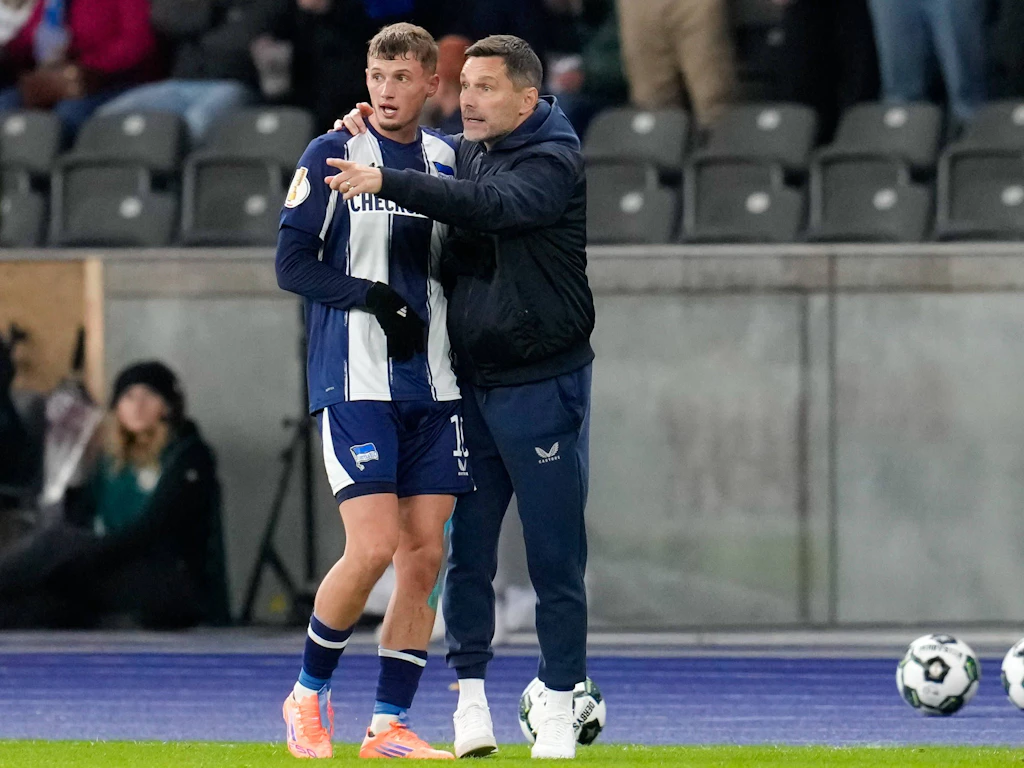 Hertha-Trainer Stefan Leitl gibt Michael Cuisance Anweisungen für das Offensivspiel.