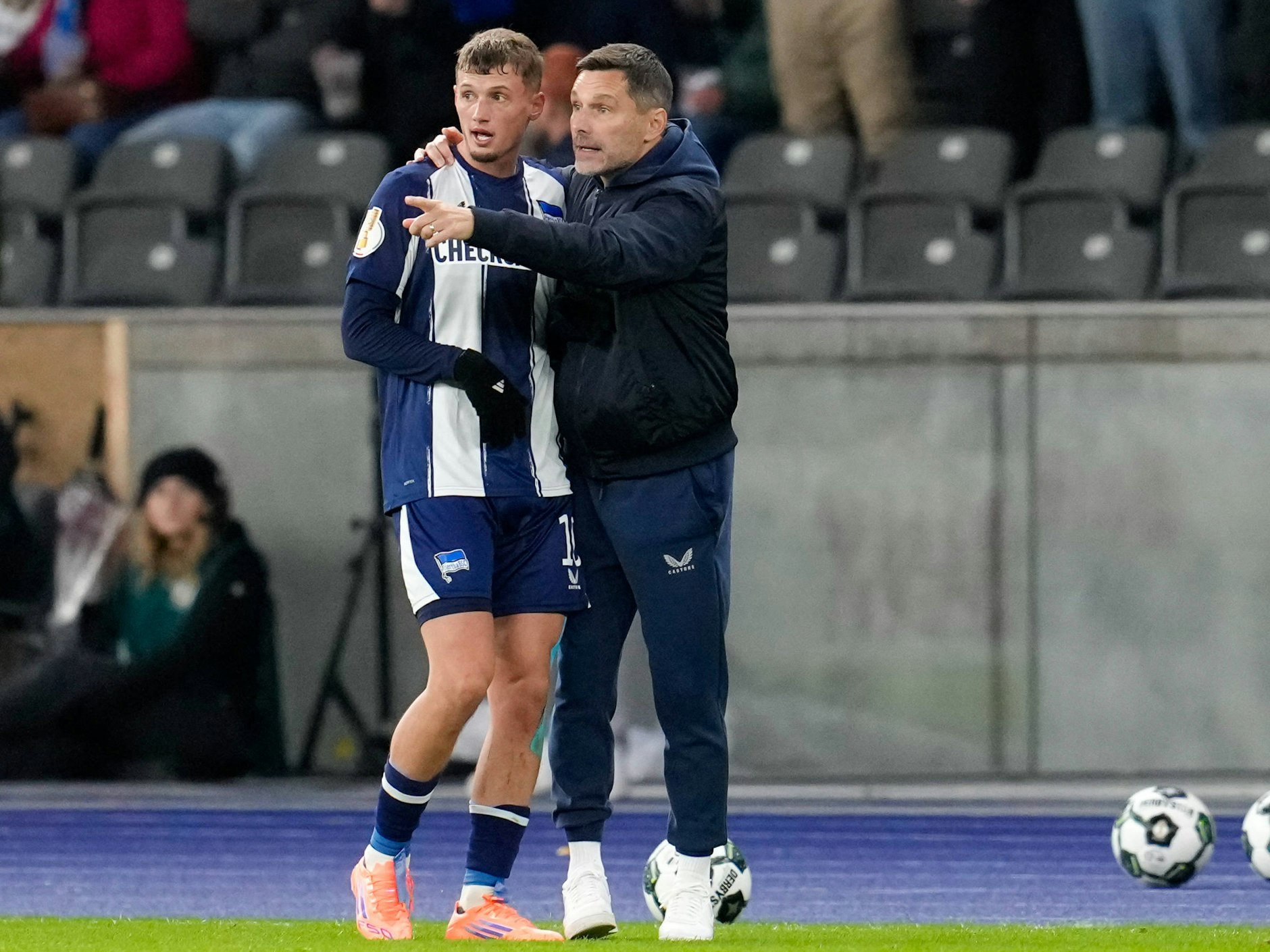 Hertha-Trainer Stefan Leitl gibt Michael Cuisance Anweisungen für das Offensivspiel.