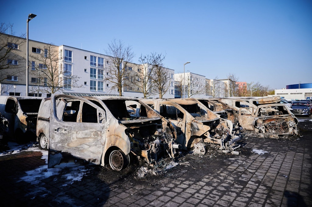 Explosion risk with electric cars: Opel parent company recalls 375 ...