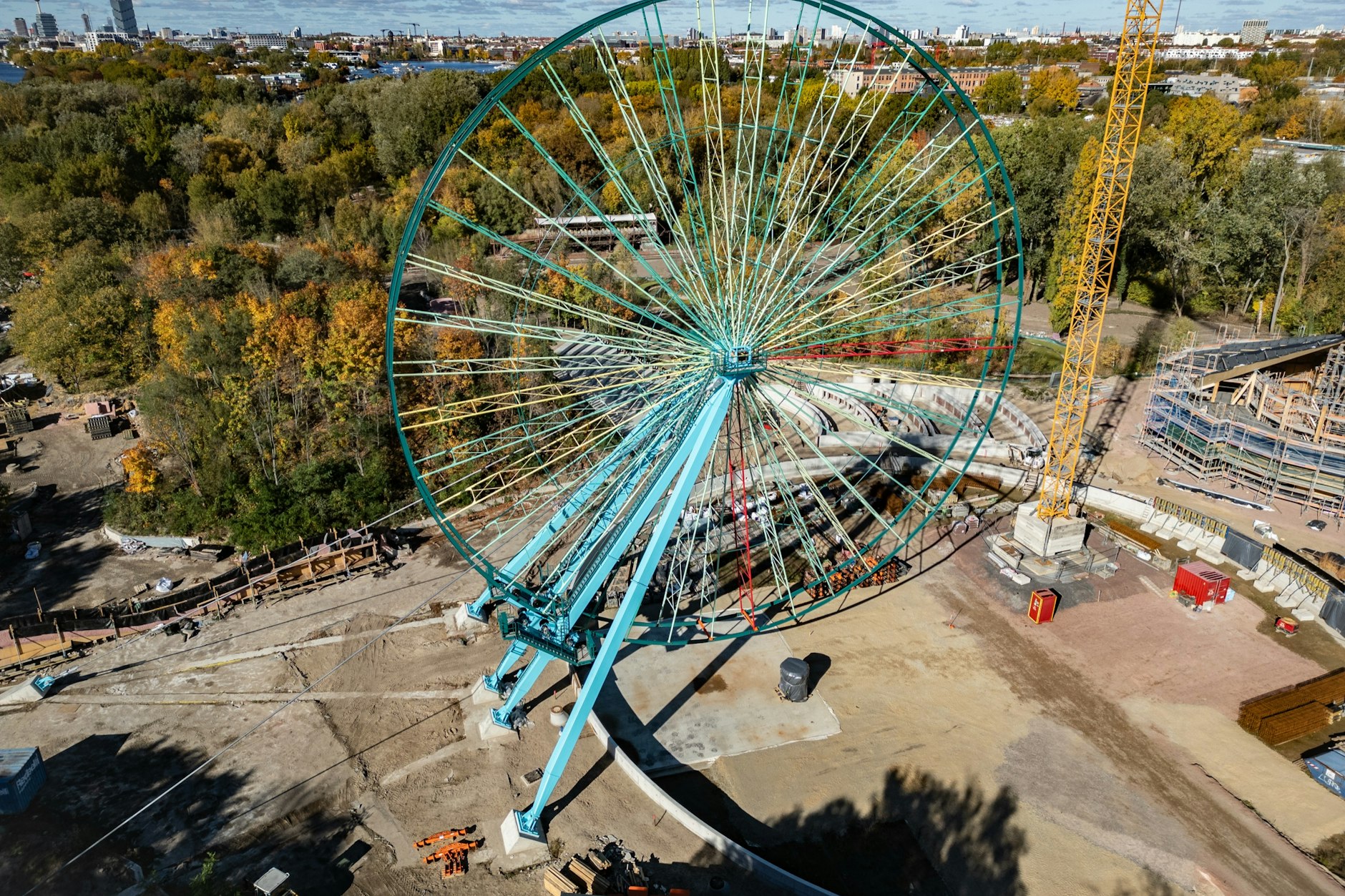 Das Riesenrad im Spreepark wurde in den vergangenen Wochen wieder aufgebaut. Ob es als Anziehungspunkt reicht, um viele Besucher in den ehemaligen Freizeitpark zu locken?