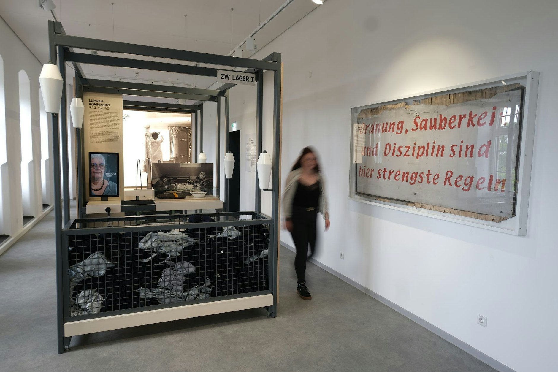 Blick in eine Ausstellung im ehemaligen Gefängnis Hoheneck im Erzgebirge