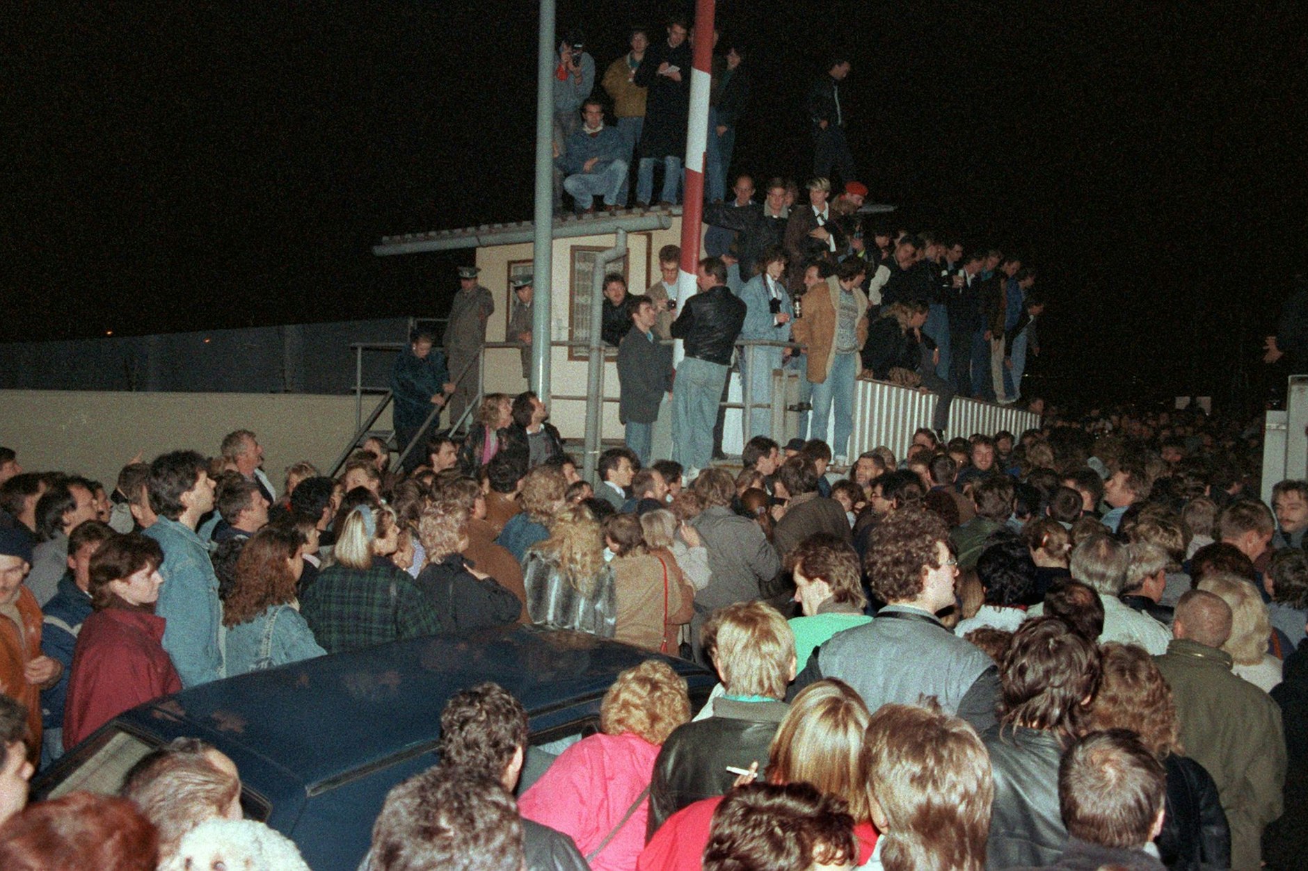 In der Nacht vom 9. auf den 10. November 1989 strömen die Menschen über einen Grenzübergang nach West-Berlin.
