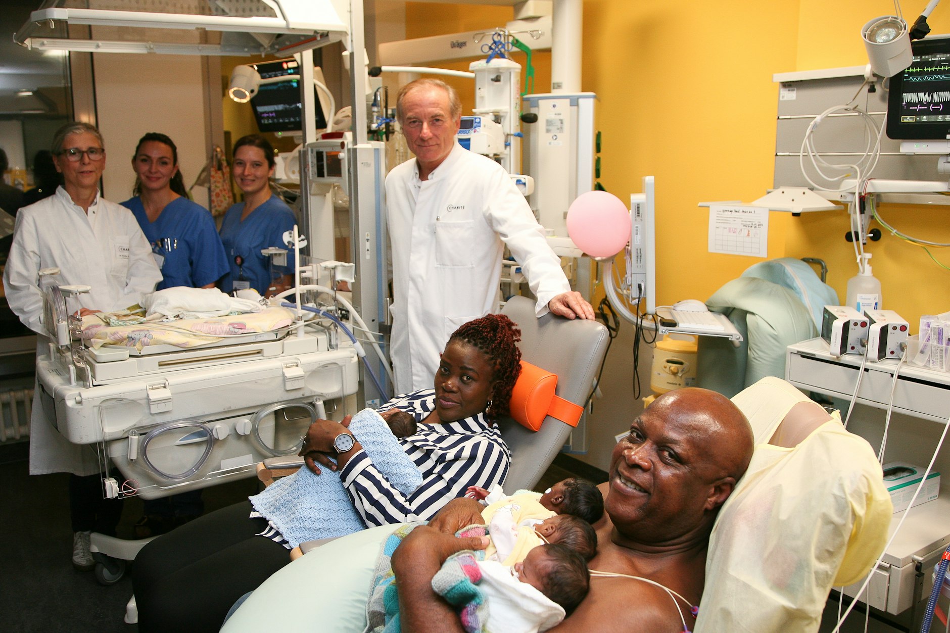 Prof. Wolfgang Henrich, Direktor der Klinik für Geburtsmedizin und die Eltern mit ihren vier Kindern. Der fünfte kleine Kämpfer liegt im Inkubator.