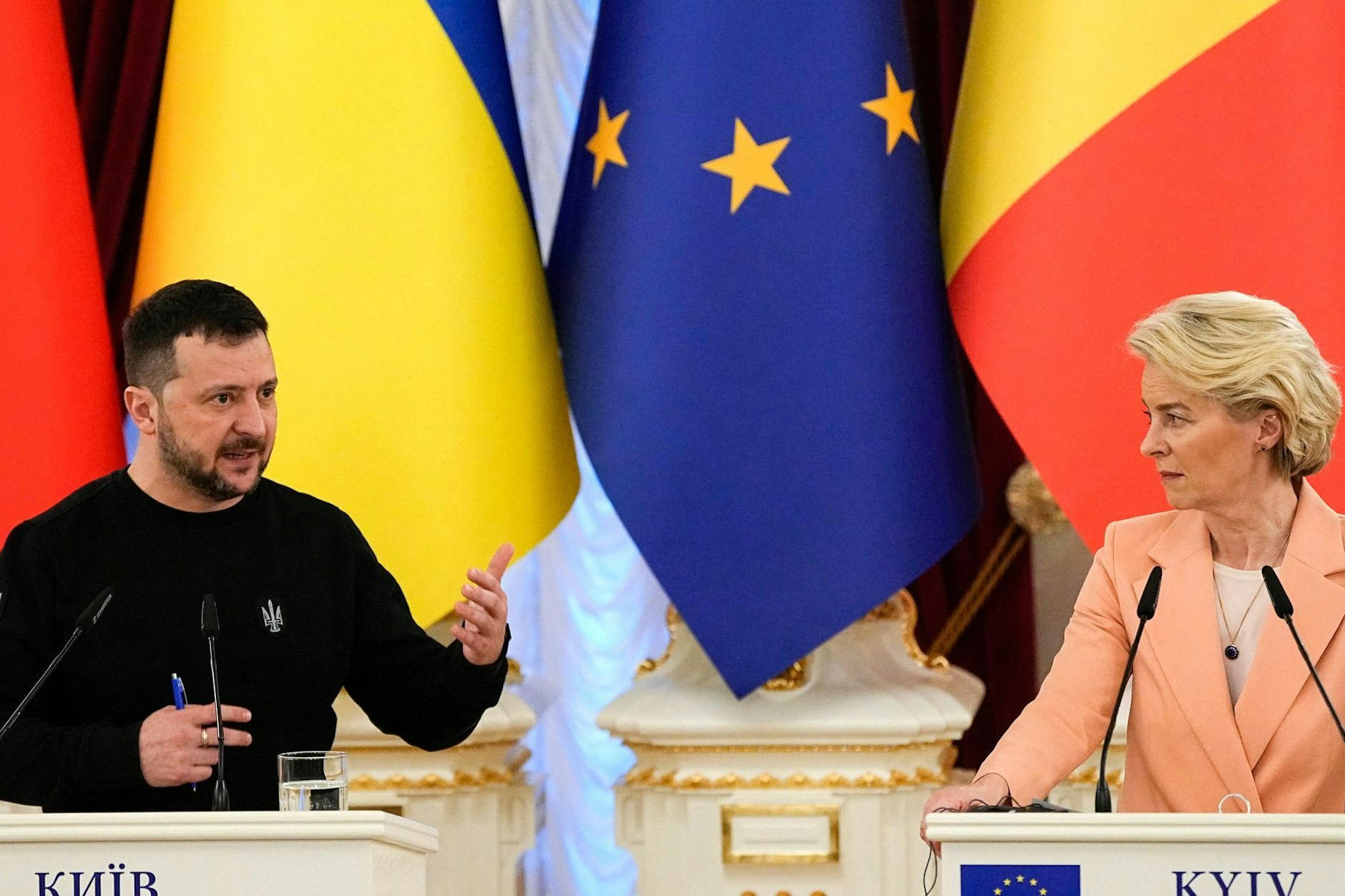 Der ukrainische Präsident Wolodymyr&nbsp;Selenskyj und EU-Kommissionspräsidentin Ursula von der Leyen während einer Pressekonferenz in Kiew