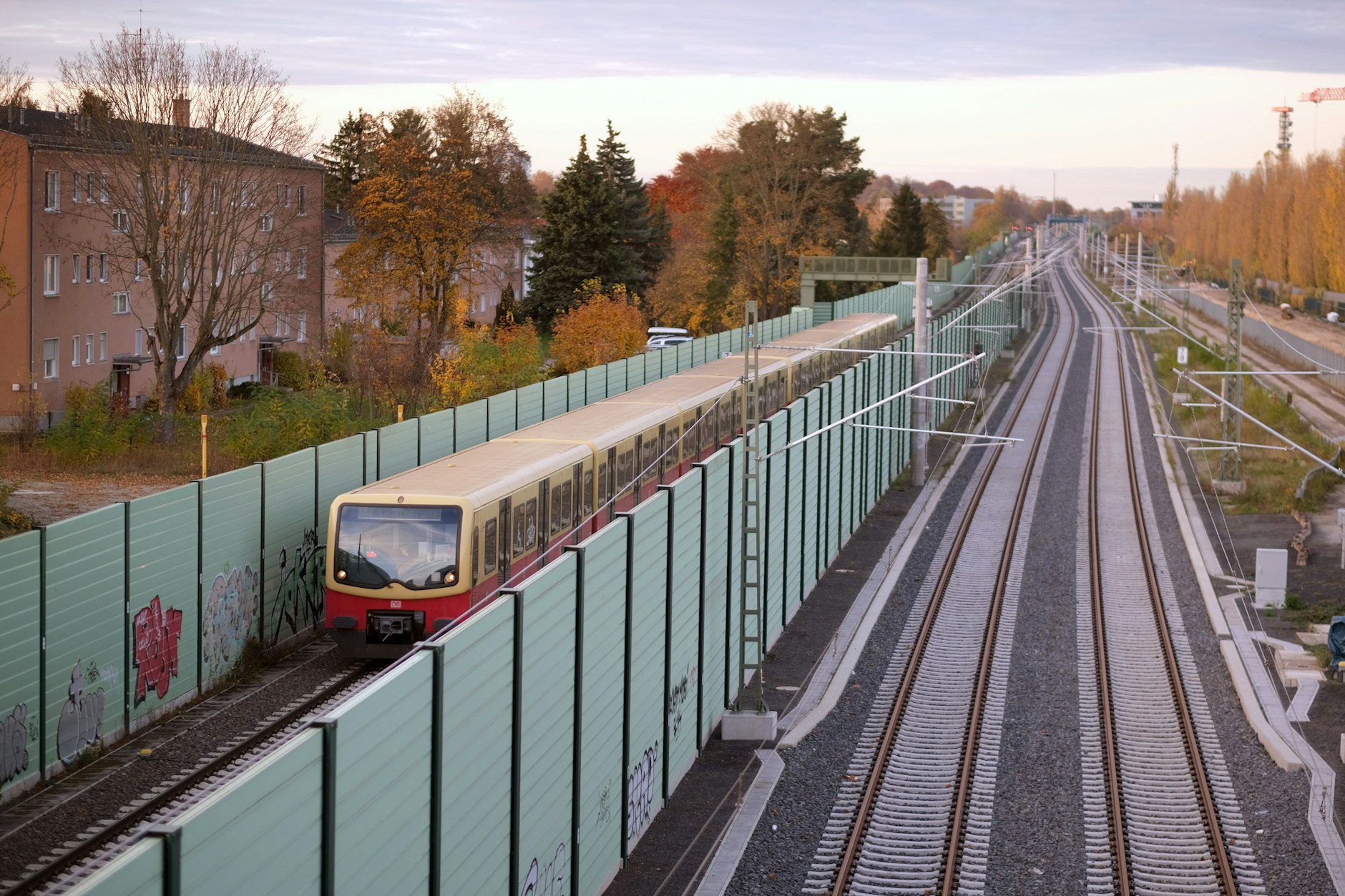 Immer an der Wand lang: Lärmschutzwände begleiten die neue Dresdner Bahn, die sich neben der S2 durch den Süden Berlins zieht, fast auf ganzer Länge - hier am Kamenzer Damm.