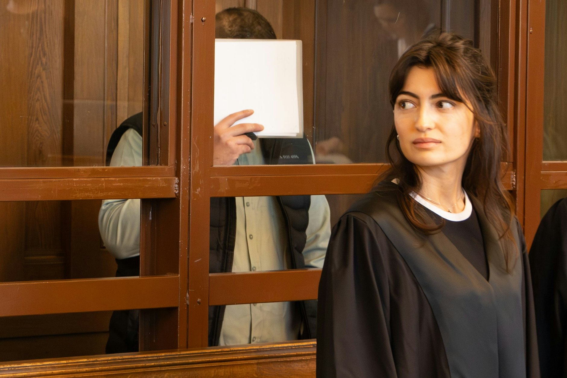 Seydi Y. soll Kopf der Schleuserbande sein. Er wird von Esra Özkan (r.) und Julia Saygili verteidigt.