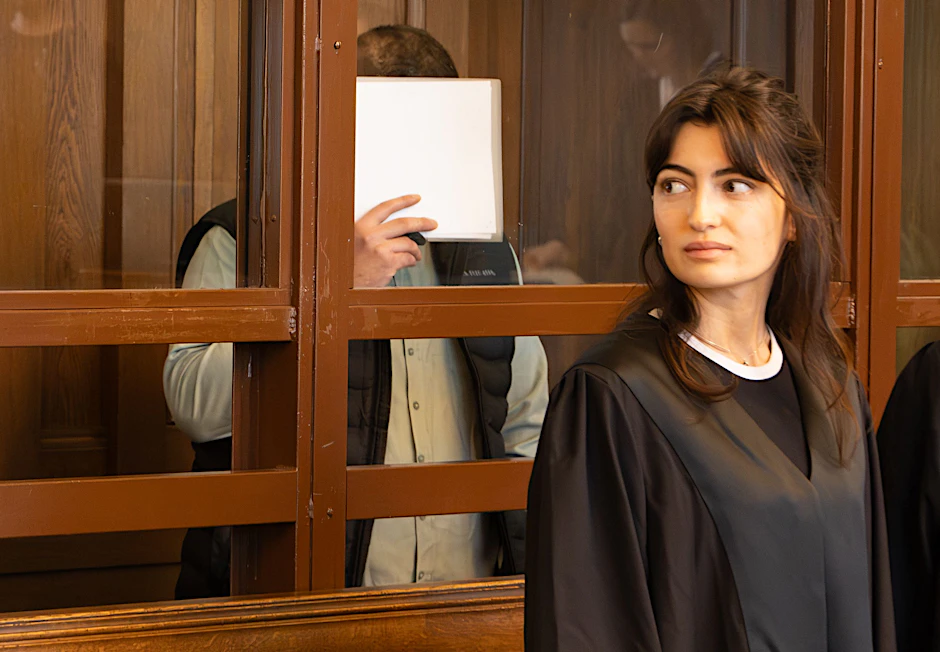 Seydi Y. soll Kopf der Schleuserbande sein. Er wird von Esra Özkan (r.) und Julia Saygili verteidigt.