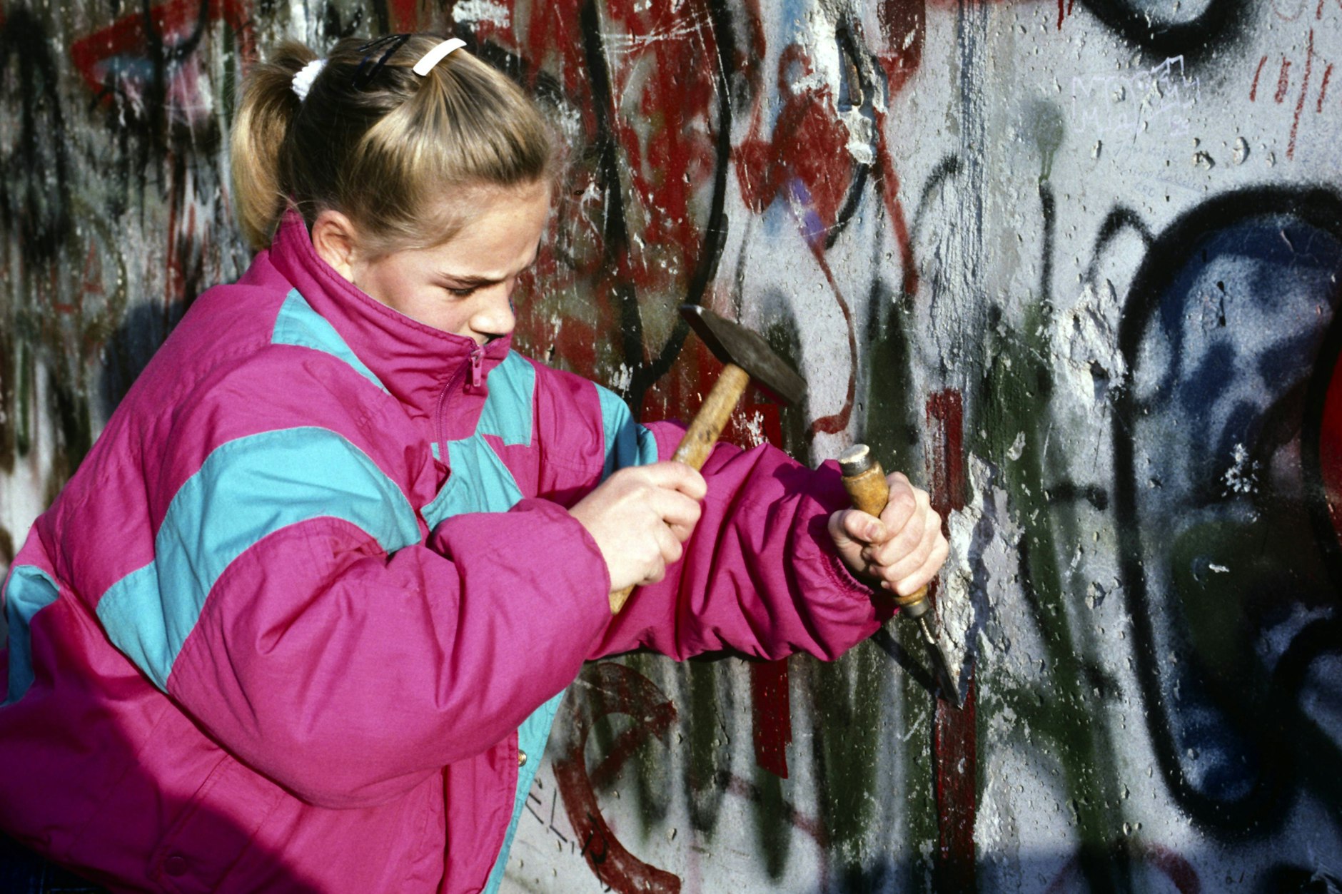 Wer sich nach dem Fall der Mauer selbst ein Stück Beton aus dem Bauwerk schlug, der weiß heute garantiert, dass er einen echten Mauerstein im Haus hat.