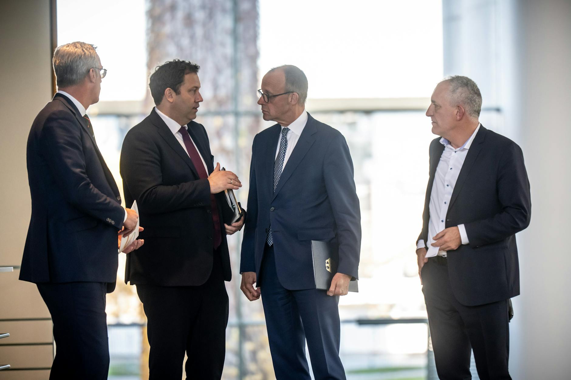 Bundeskanzler Friedrich Merz und Vizekanzler Lars Klingbeil traten mit Gunnar Groebler (l.), Präsident der Wirtschaftsvereinigung Stahl, vor die Presse.