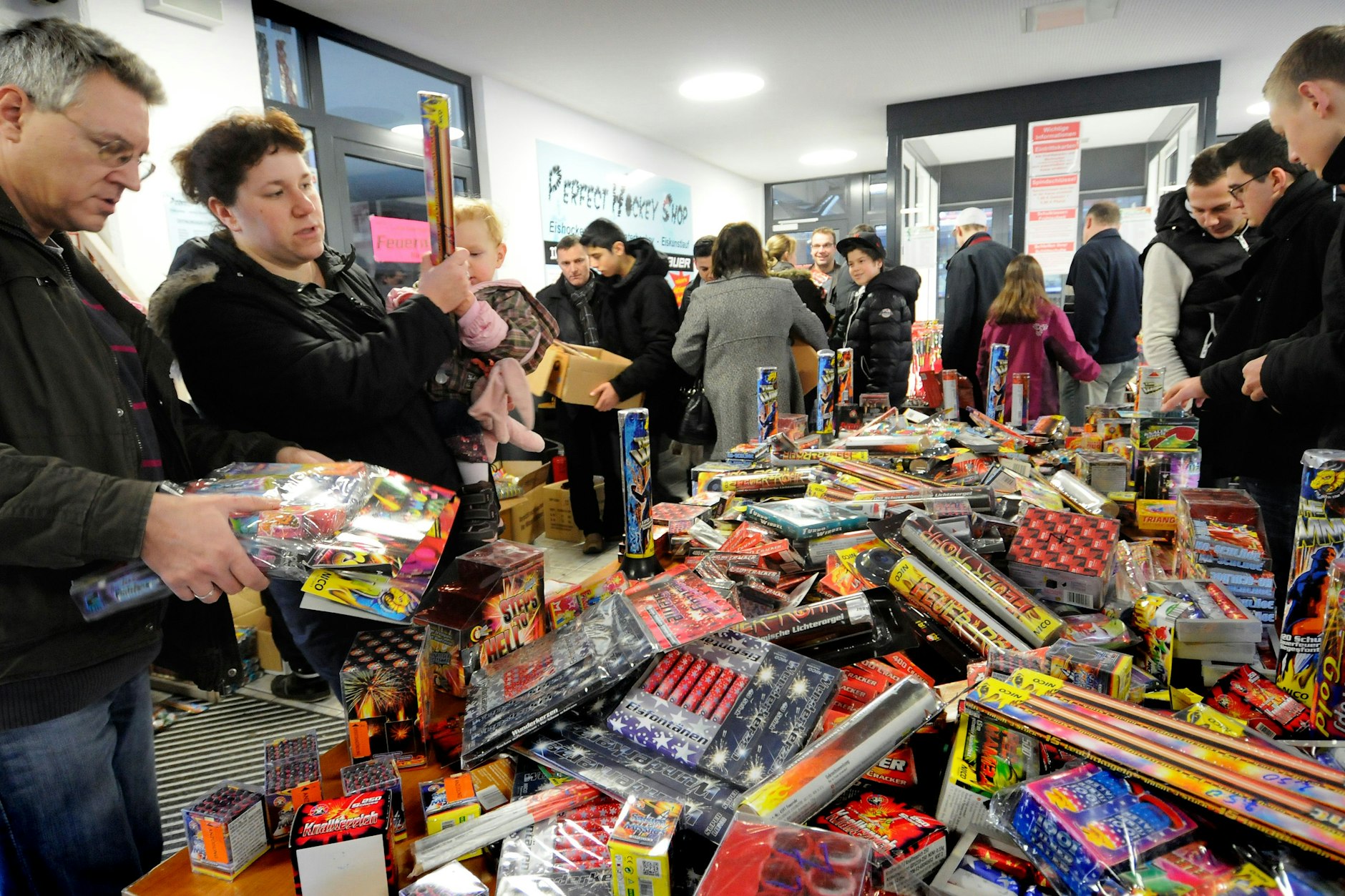 Wenn der Feuerwerksverkauf beginnt, stürmen viele Kunden die Geschäfte. In den vergangenen Jahren war der Run auf das Feuerwerk riesig - trotz ständiger Verbots-Debatten.