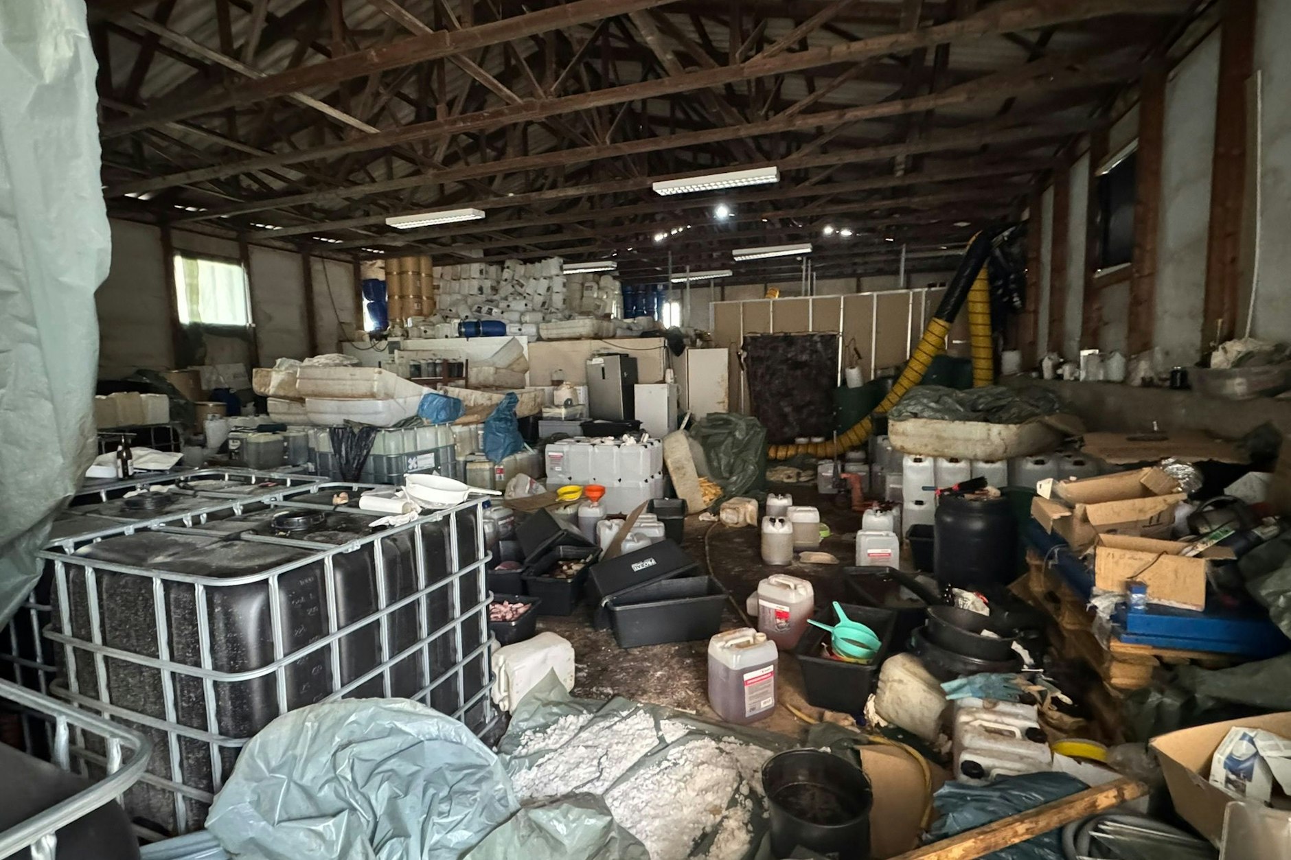 Alles voller Chemikalien! So heftig sieht es in dem Drogenlabor in Nauen aus.