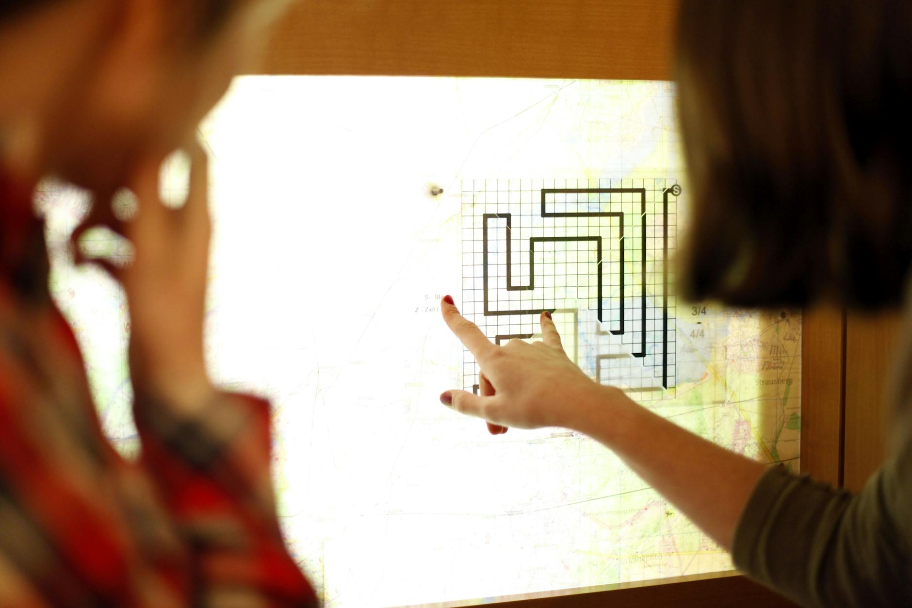 Wer in den Westen abhauen will, muss vorher viele Rätsel lösen - nur so offenbart sich der Weg zum geheimen Fluchttunnel.