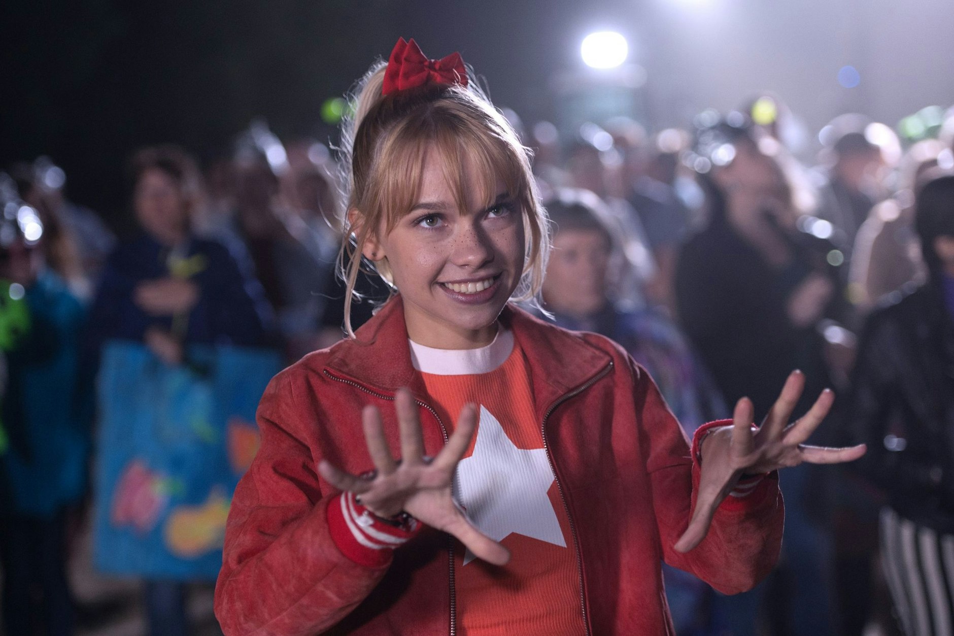 Bibi (Katharina Hirschberg)! im Film Und wo ist Tina? Das Theater des Westens bringt Lieder und Geschichten um die Hexenmädchen auf die Bühne.