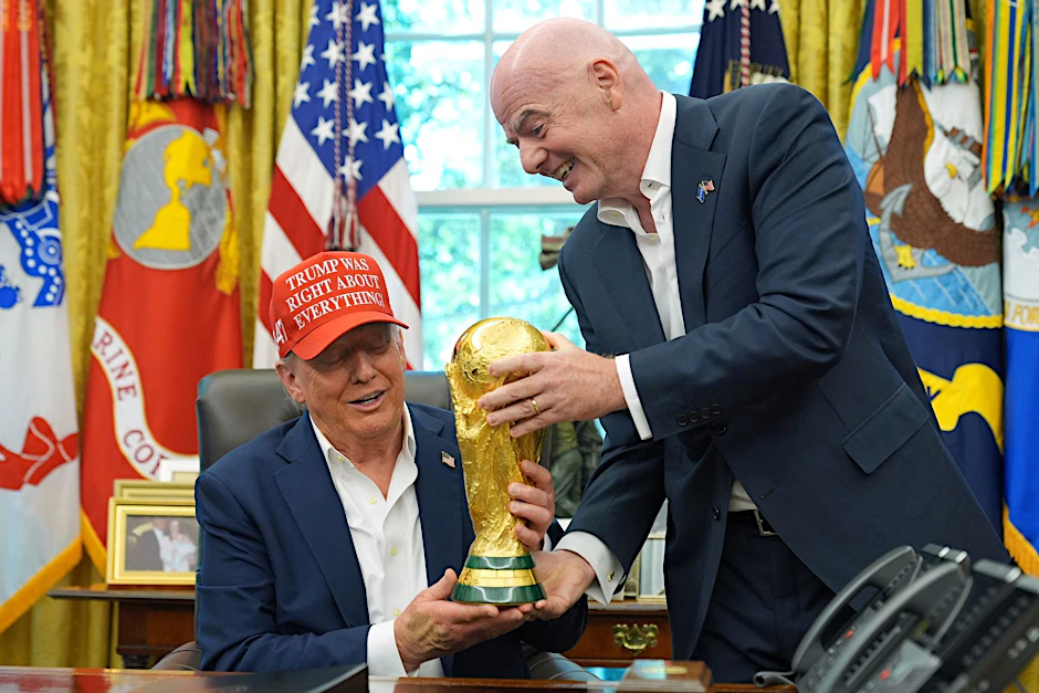 Fifa-Präsident Gianni Infantino (r.) übte eine Preisvergabe an US-Präsident Donald Trump im Weißen Haus schon einmal mit dem WM-Pokal.