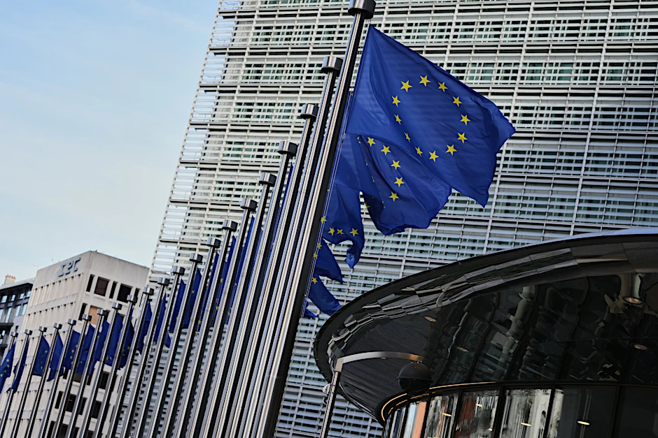 Flaggen der Europäischen Union wehen vor dem Gebäude der EU-Kommission.