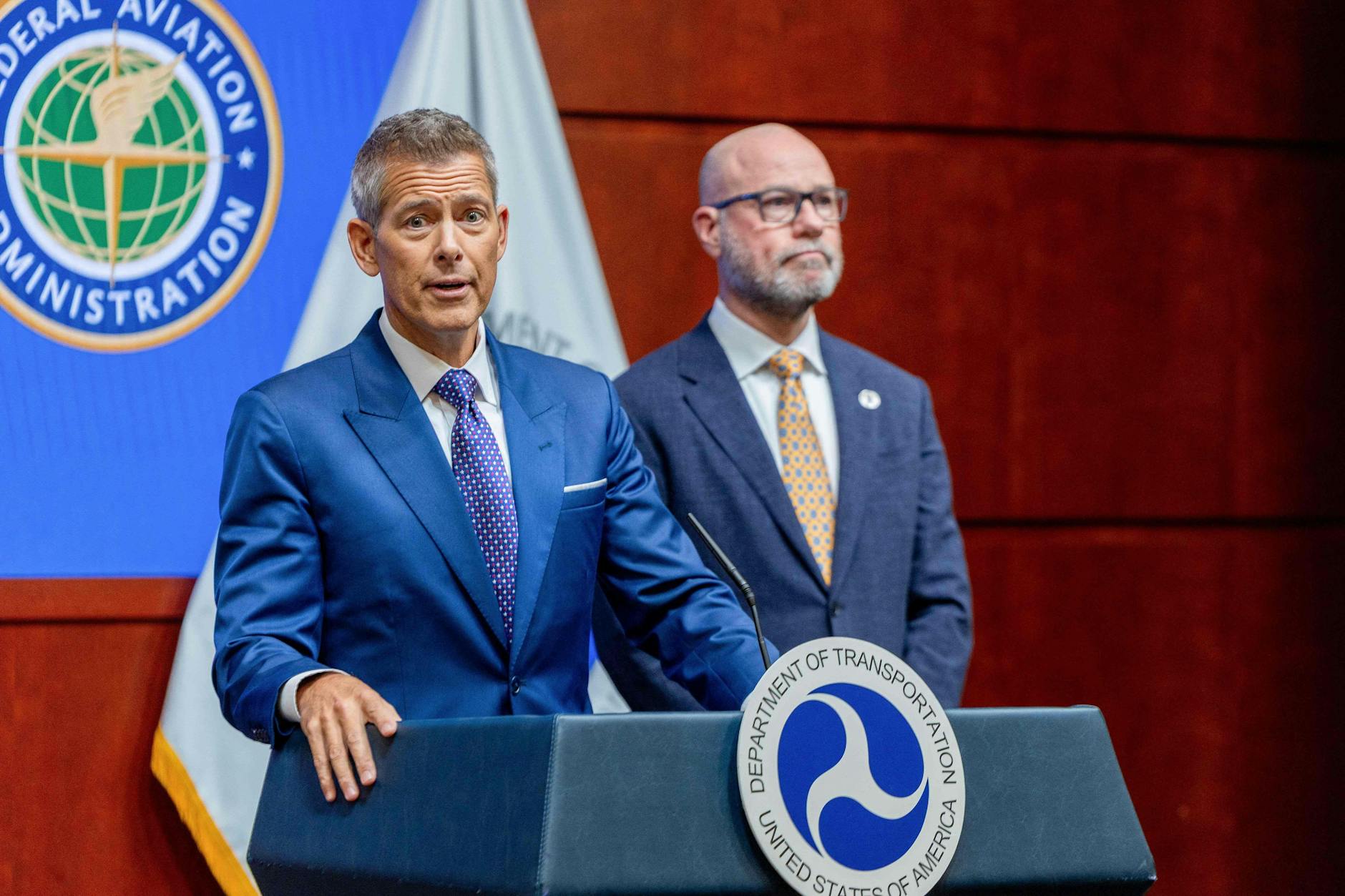 Verkehrsminister Sean P. Duffy und FAA-Administrator Bryan Bedford halten eine Pressekonferenz im Hauptsitz des US-Verkehrsministeriums ab.
