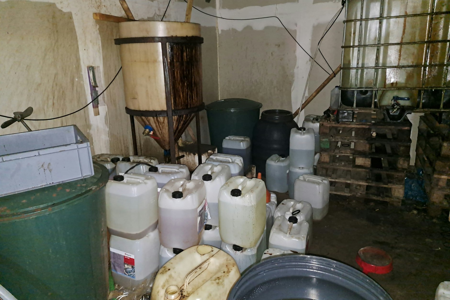 Zwölf Lkw-Ladungen voller Chemikalien und Drogen wurden schon aus dem Drogenlabor in Nauen abtransportiert.