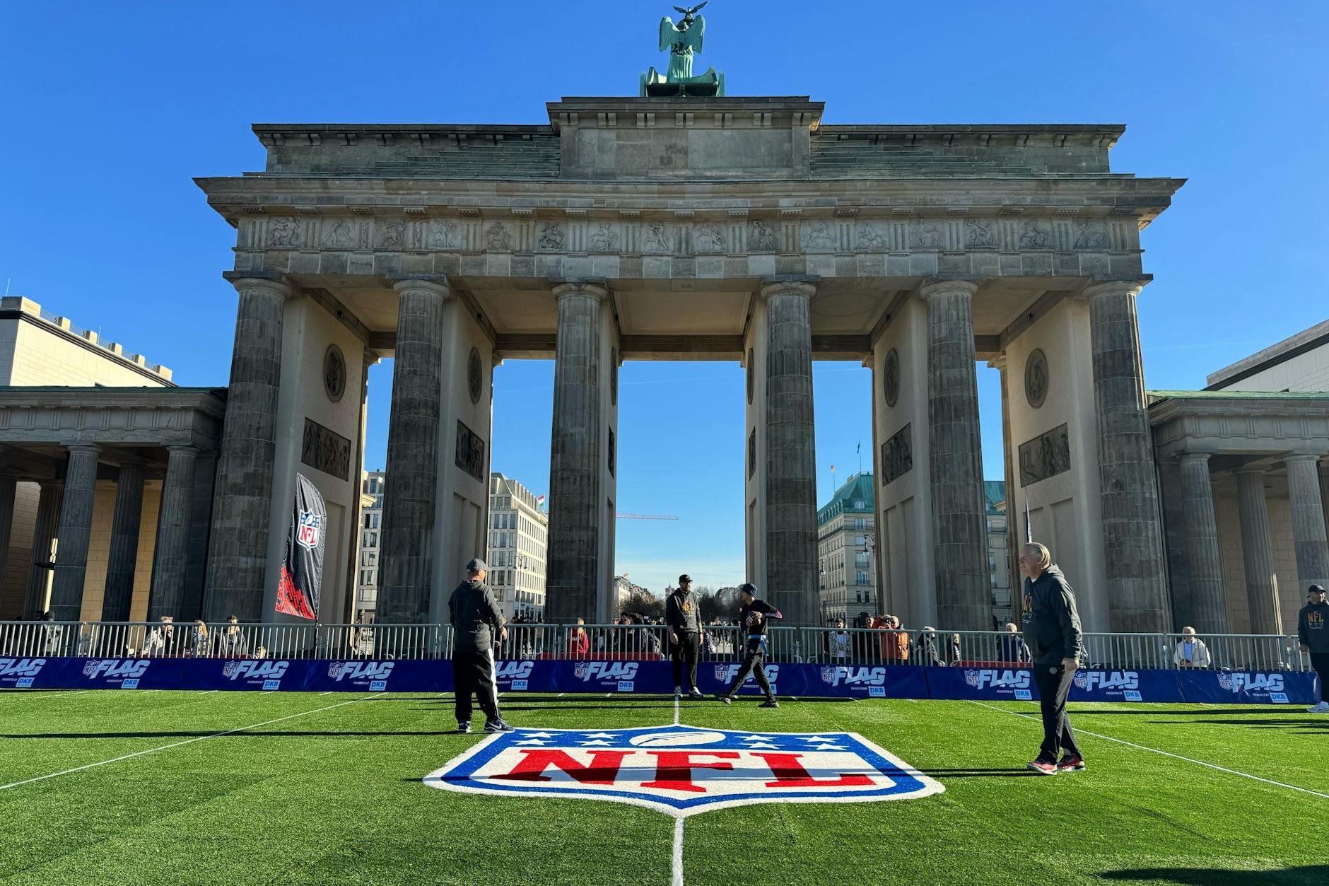 Berlin im Football-Fieber, das Brandenburger Tor als Kulisse bei Traumwetter.