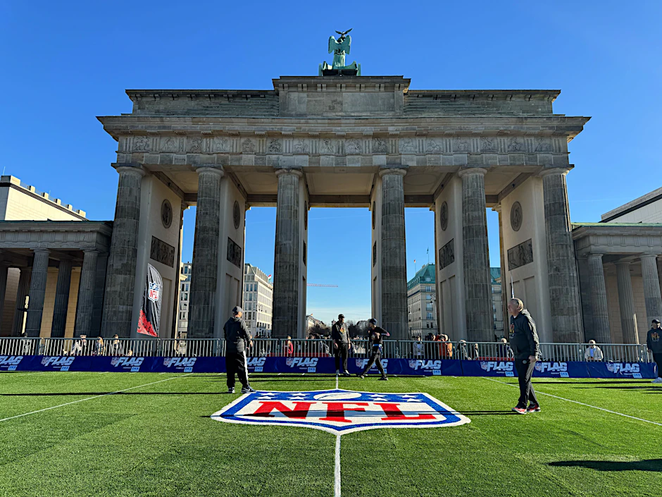 Berlin im Football-Fieber, das Brandenburger Tor als Kulisse bei Traumwetter.