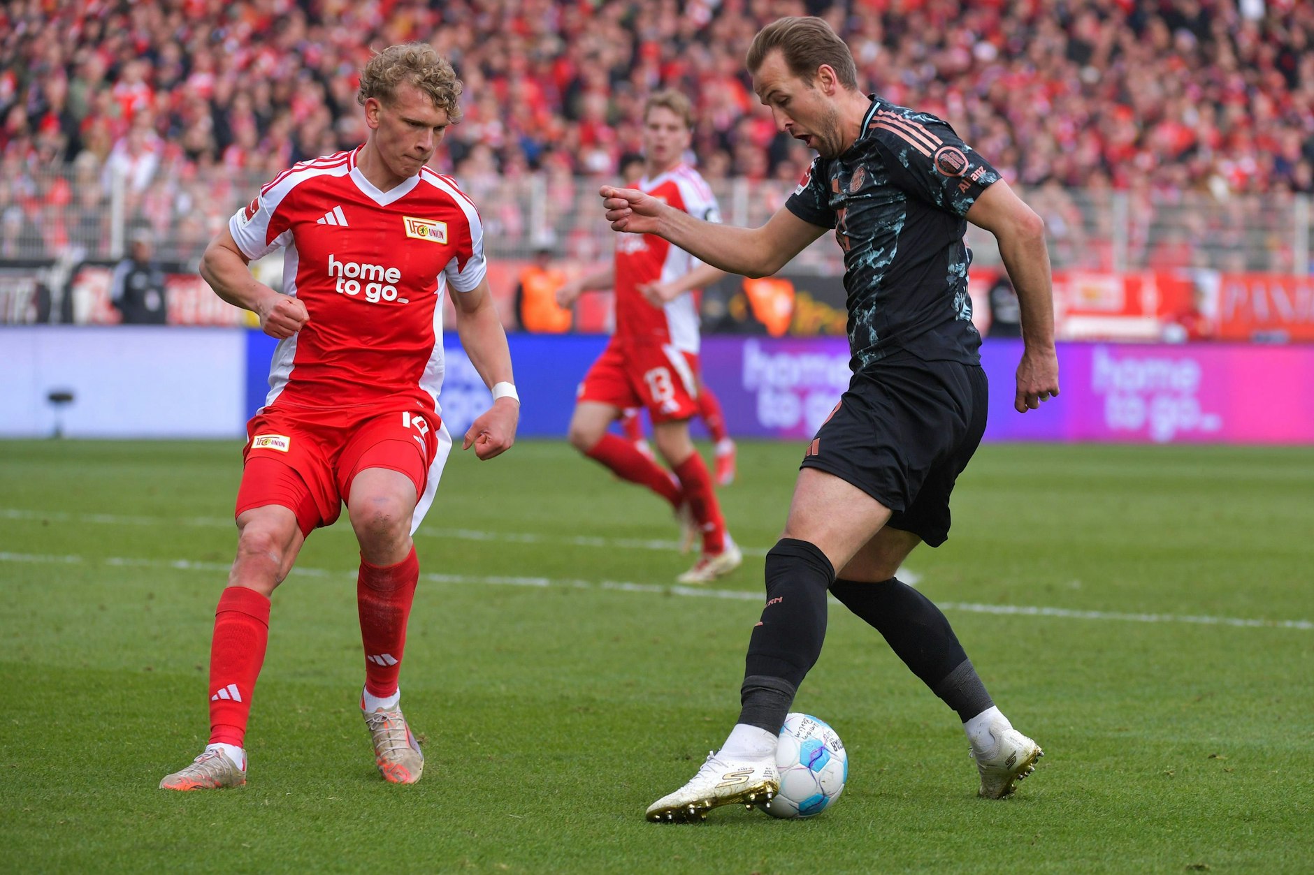 Auf Leopold Querfeld (l.) und den 1. FC Union Berlin kommt vor allem gegen Harry Kane eine Menge Offensivkraft zu. 