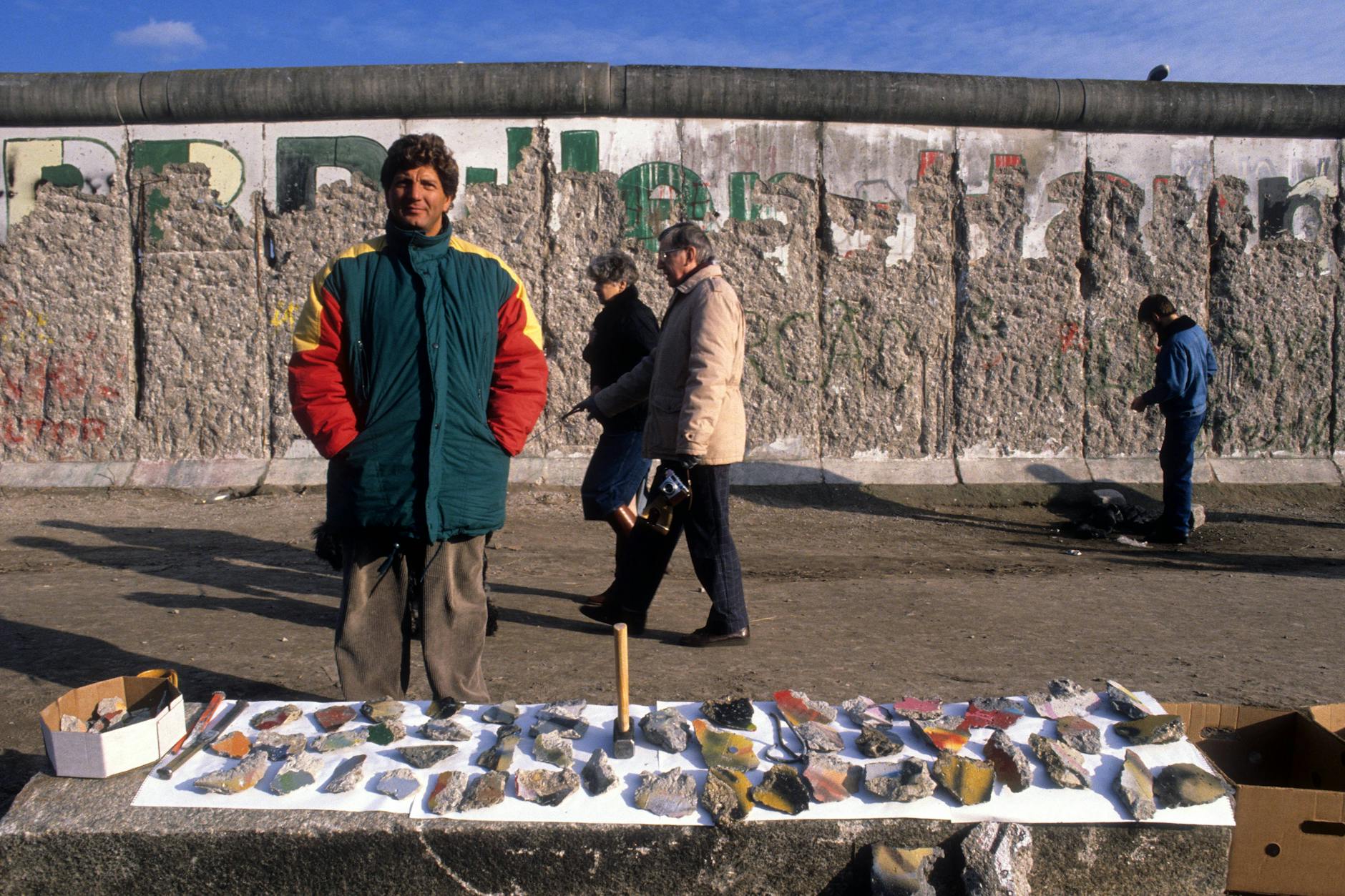 Schon kurz nach dem Fall der Berliner Mauer erkannten Händler den Wert der Steine, verkauften sie auf der Straße.