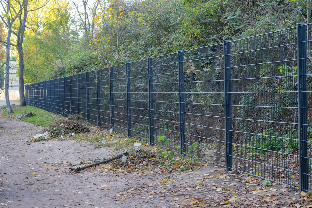 Ein erster Metallzaun ist am Görlitzer Park an der Wiener Straße aufgebaut worden. Der restliche Park soll nach und nach ebenfalls eingezäunt werden.