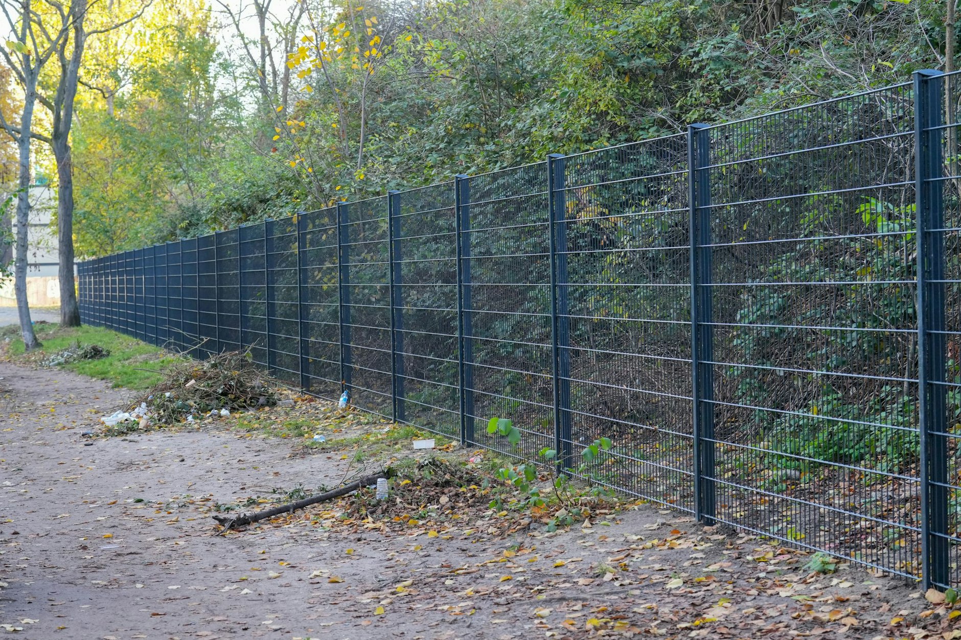 Ein erster Metallzaun ist am Görlitzer Park an der Wiener Straße aufgebaut worden. Der restliche Park soll nach und nach ebenfalls eingezäunt werden.