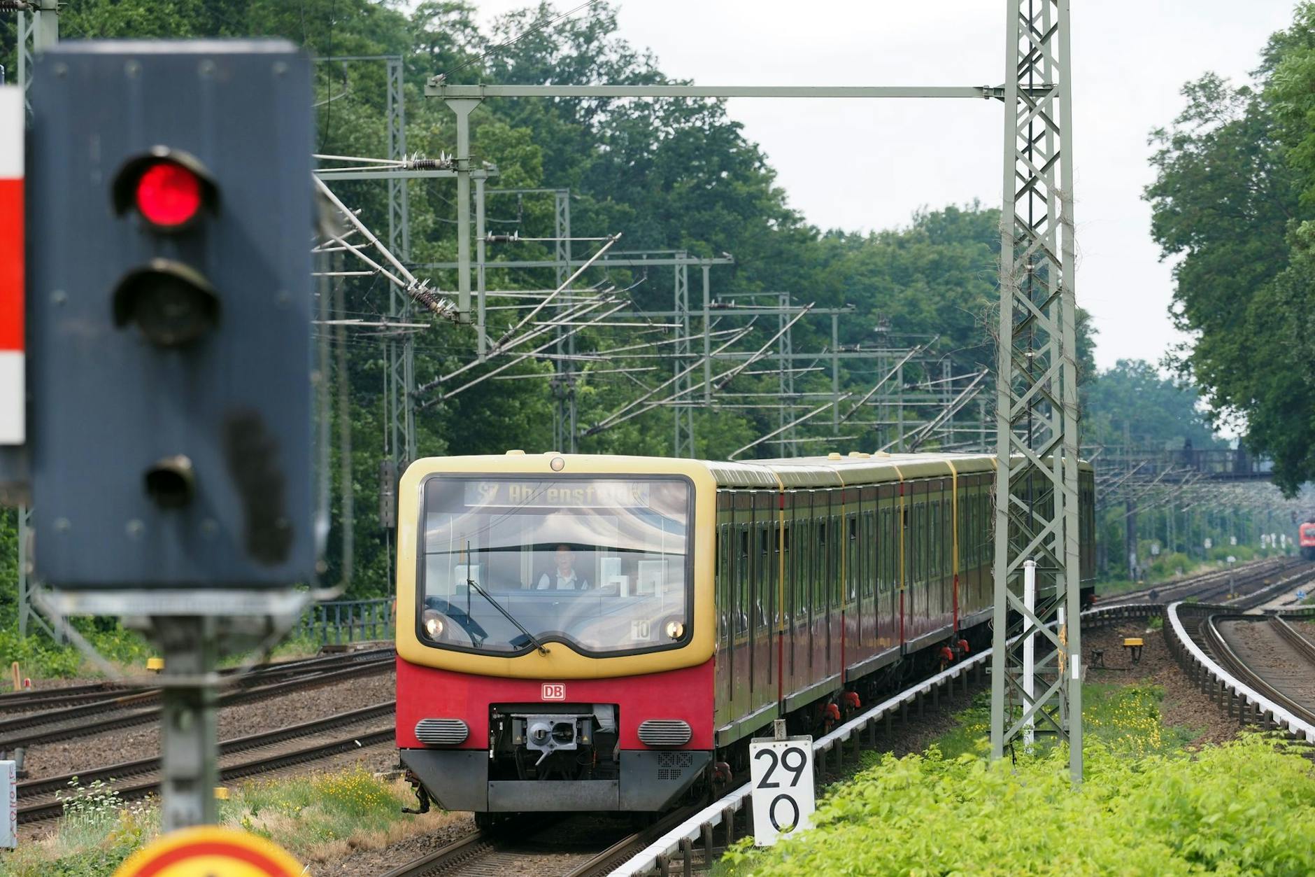 Eine S-Bahn fährt in Berlin an einem Signal vorbei. Technik dieser Art sorgt für einen sicheren Betrieb. Ist sie gestört, springen die Signale sicherheitshalber auf Rot.