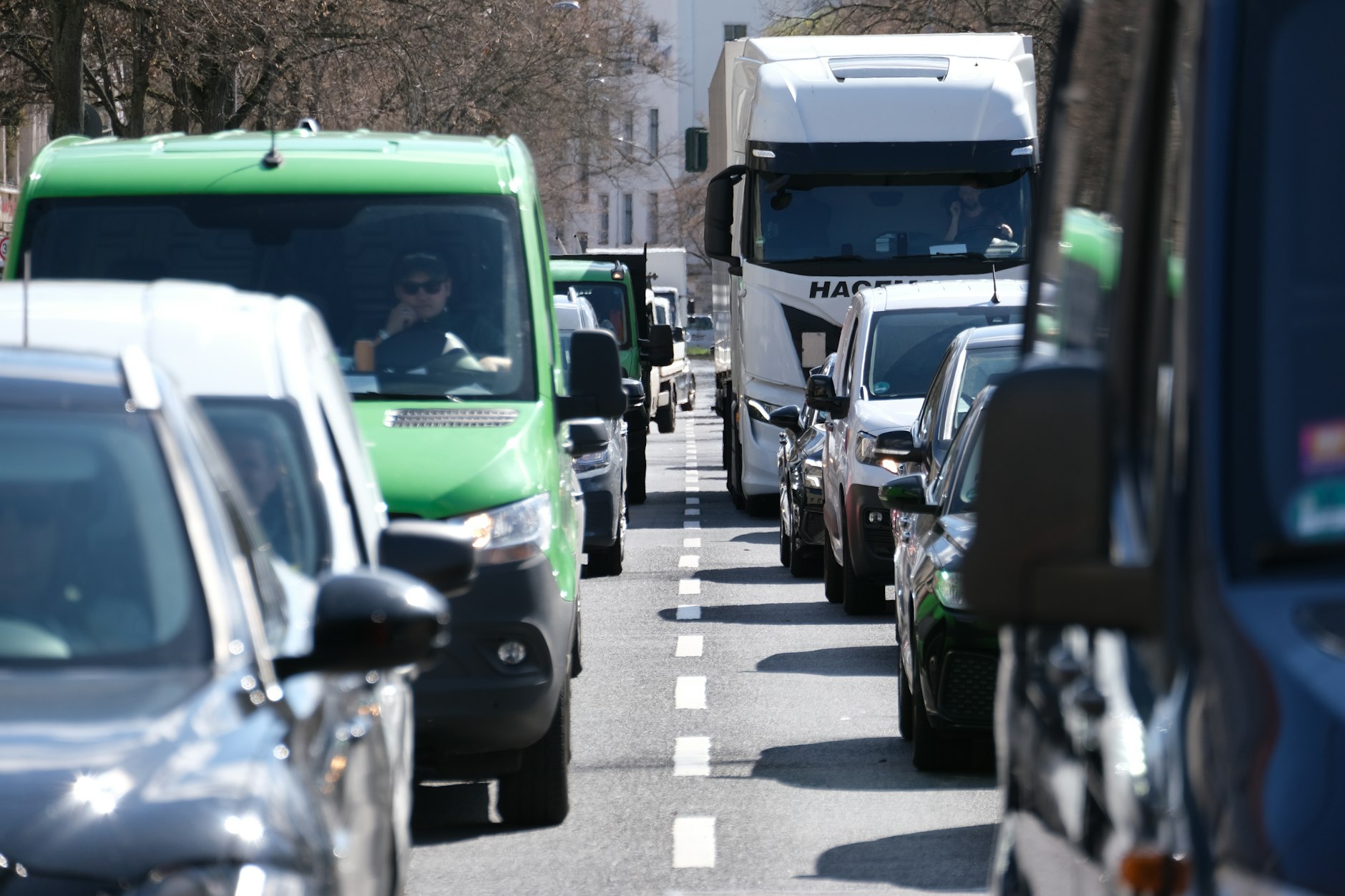 In Berlin gibt es jeden Tag Stau, denn die Stadt ist voller Autos. Ein Volksbegehren soll das im kommenden Jahr in der Innenstadt ändern.