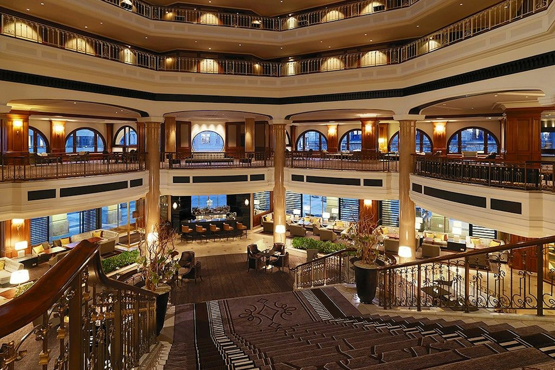 Blick von der großen Freitreppe des Westin Grand Berlin in die Lobby.