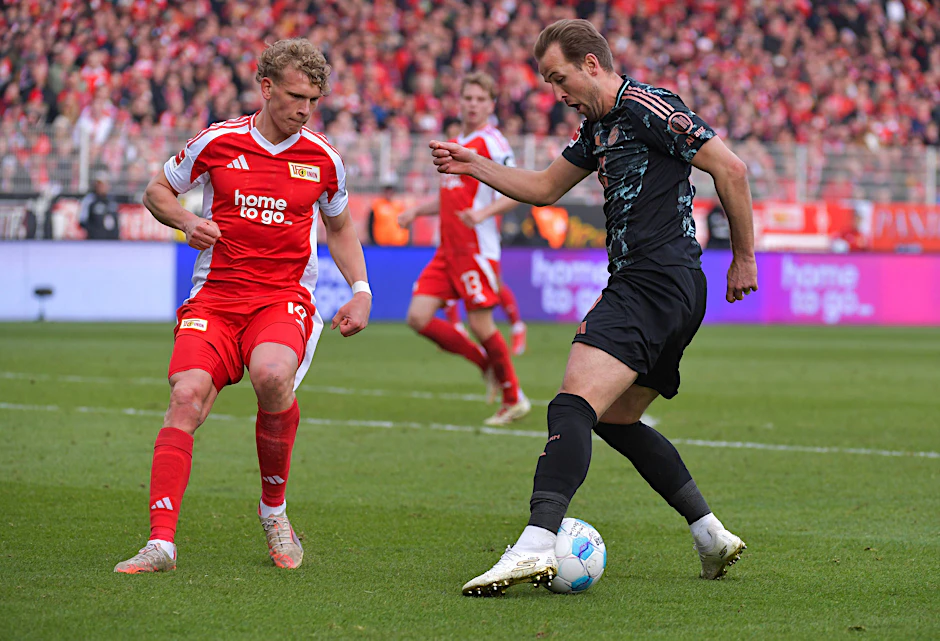 Szene aus der Vorsaison: Leopold Querfeld (l.) duelliert sich hier mit Bayern-Torjäger Harry Kane.