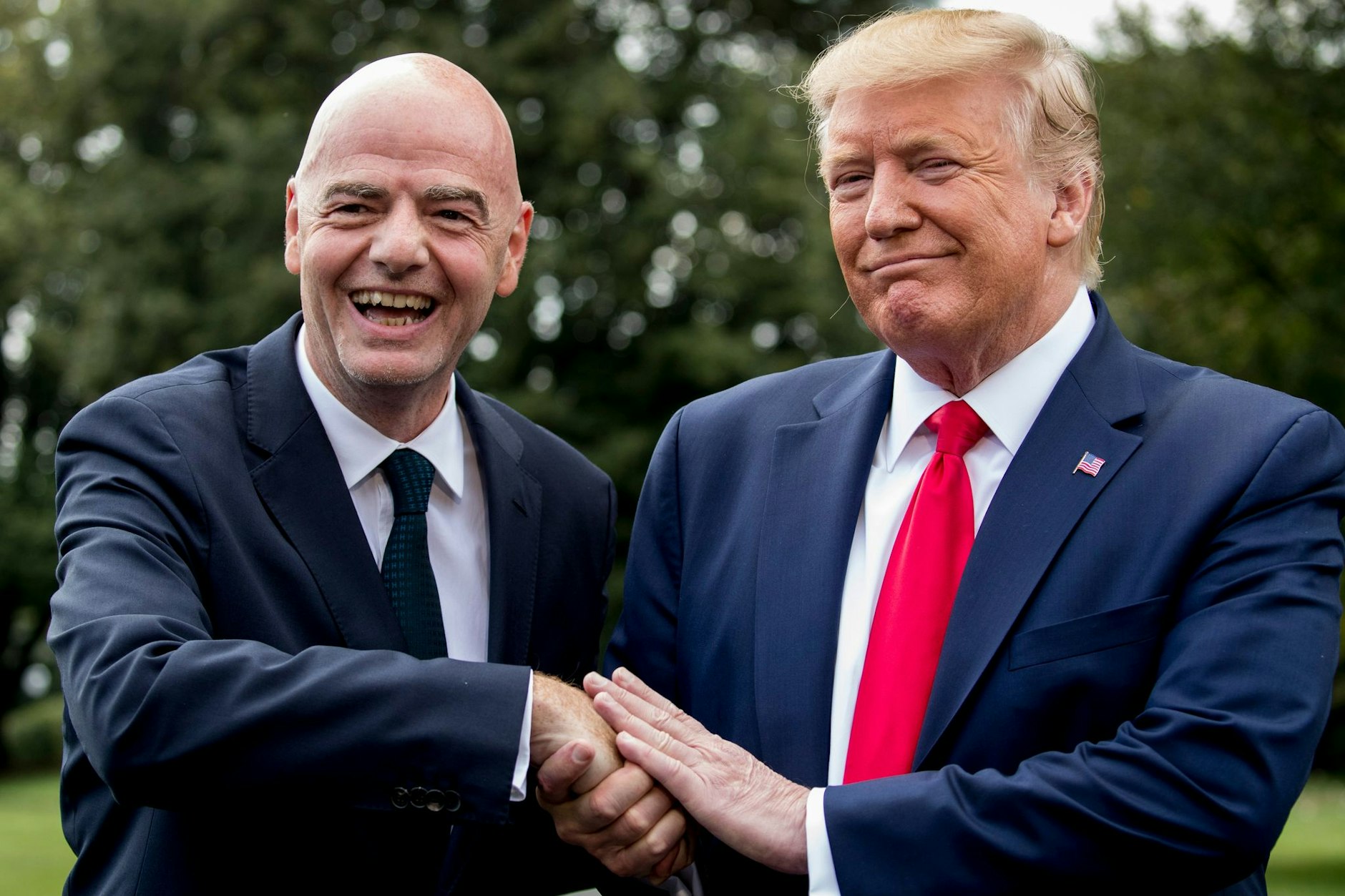 Beste Freunde: Fifa-Präsident Gianni Infantino (l.) lobt auch den Politik-Kurs von US-Präsident Donald Trump über den grünen Klee.