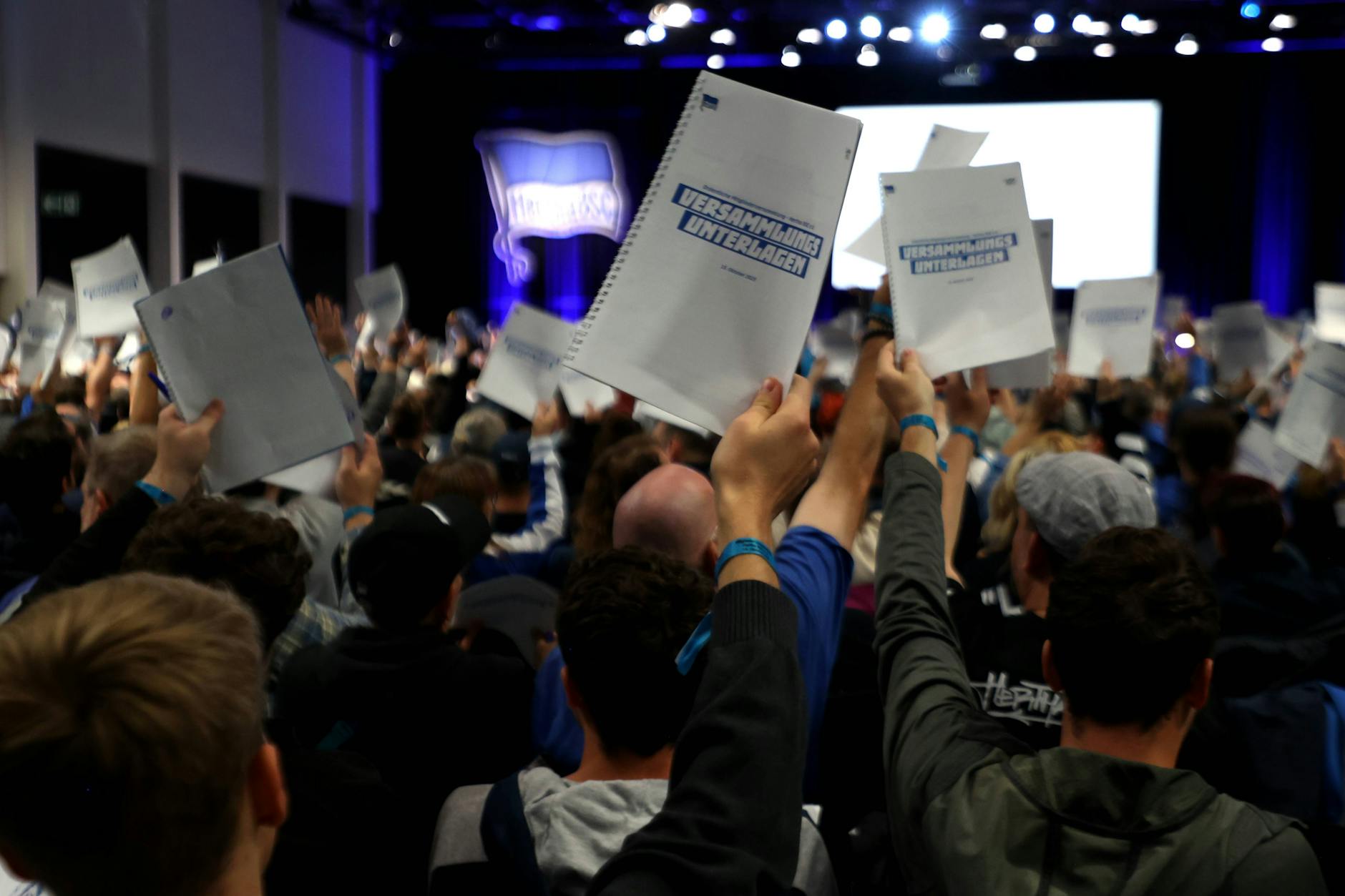 In neun Tagen steigt die nächste Mitgliederversammlung bei Hertha BSC. Da wird über einen brisanten Satzungsänderungsantrag abgestimmt.