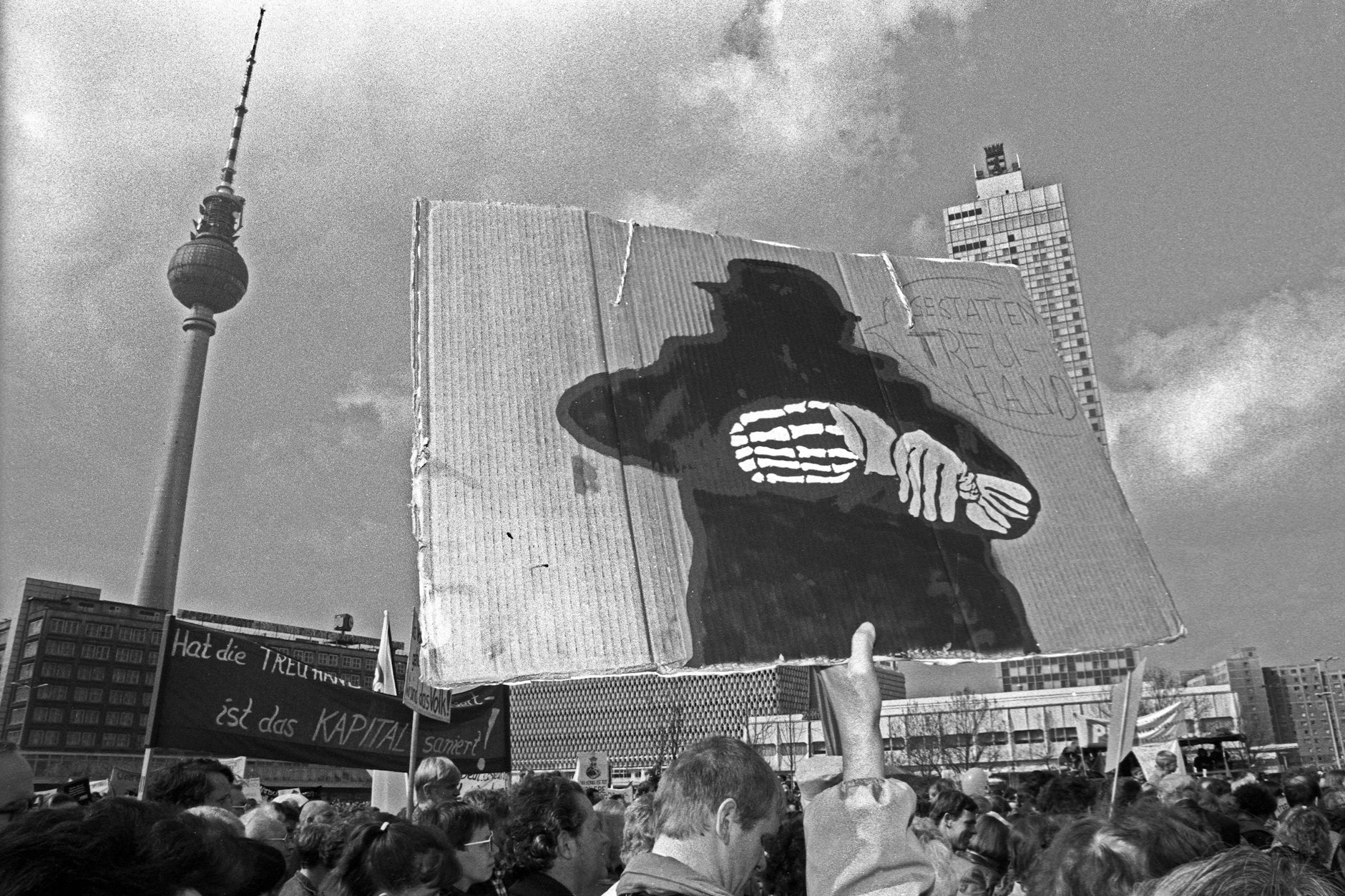 Auftritt Gevatter Tod: Demonstration gegen die Treuhand am 28. März 1991 auf dem Alexanderplatz