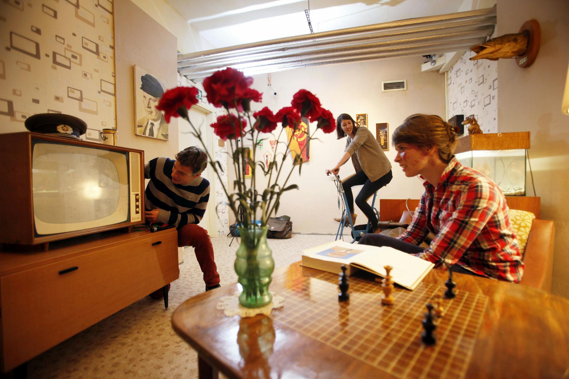 Ein Stück DDR zum Mitmachen: Bei The Room in der Ruschestraße in Lichtenberg können die Spieler in einem besonderen Escape Room vom Osten in den Westen fliegen.